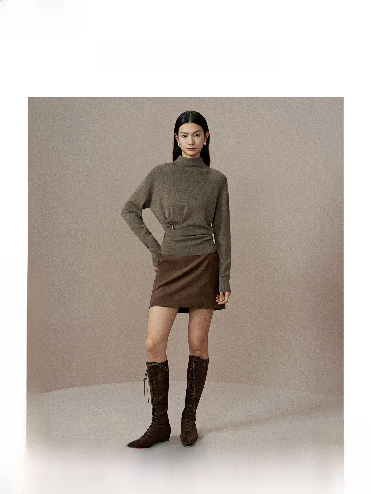 ZhiZhi Knitted Sweater Women's High Collar Waist-Cinching Winter Fashionable Decorative Pin Design Long Sleeve Soft Wool Blend
ZhiZhi Knitted Sweater Women's High Collar Waist-Cinching Winter Fashionable Decorative Pin Design Long Sleeve Soft Wool Blend