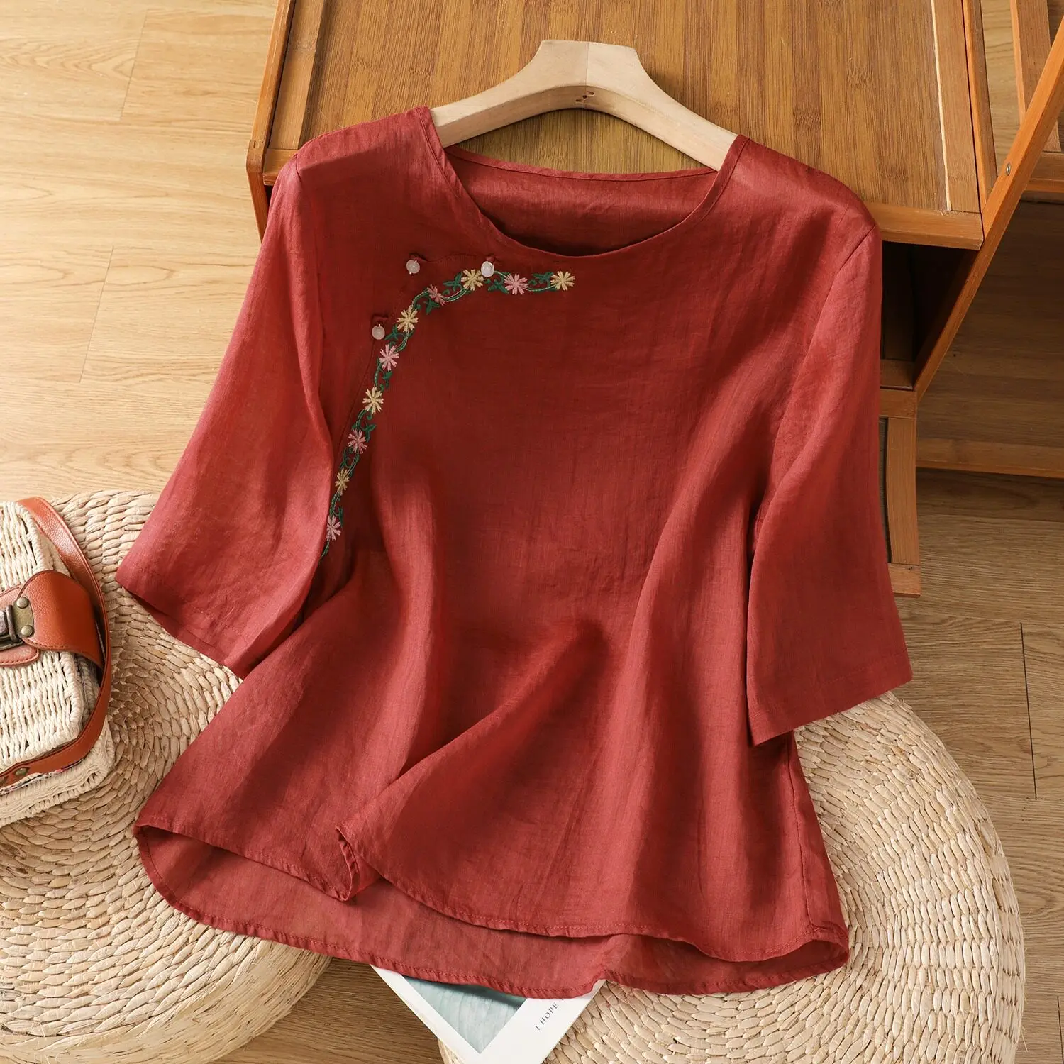 Korean Style Women's Summer New Fashion Thin Embroidered T-Shirt Slanting Sleeve Base Shirt Top Large Size Euro Clothes
Korean Style Women's Summer New Fashion Thin Embroidered T-Shirt Slanting Sleeve Base Shirt Top Large Size Euro Clothes
