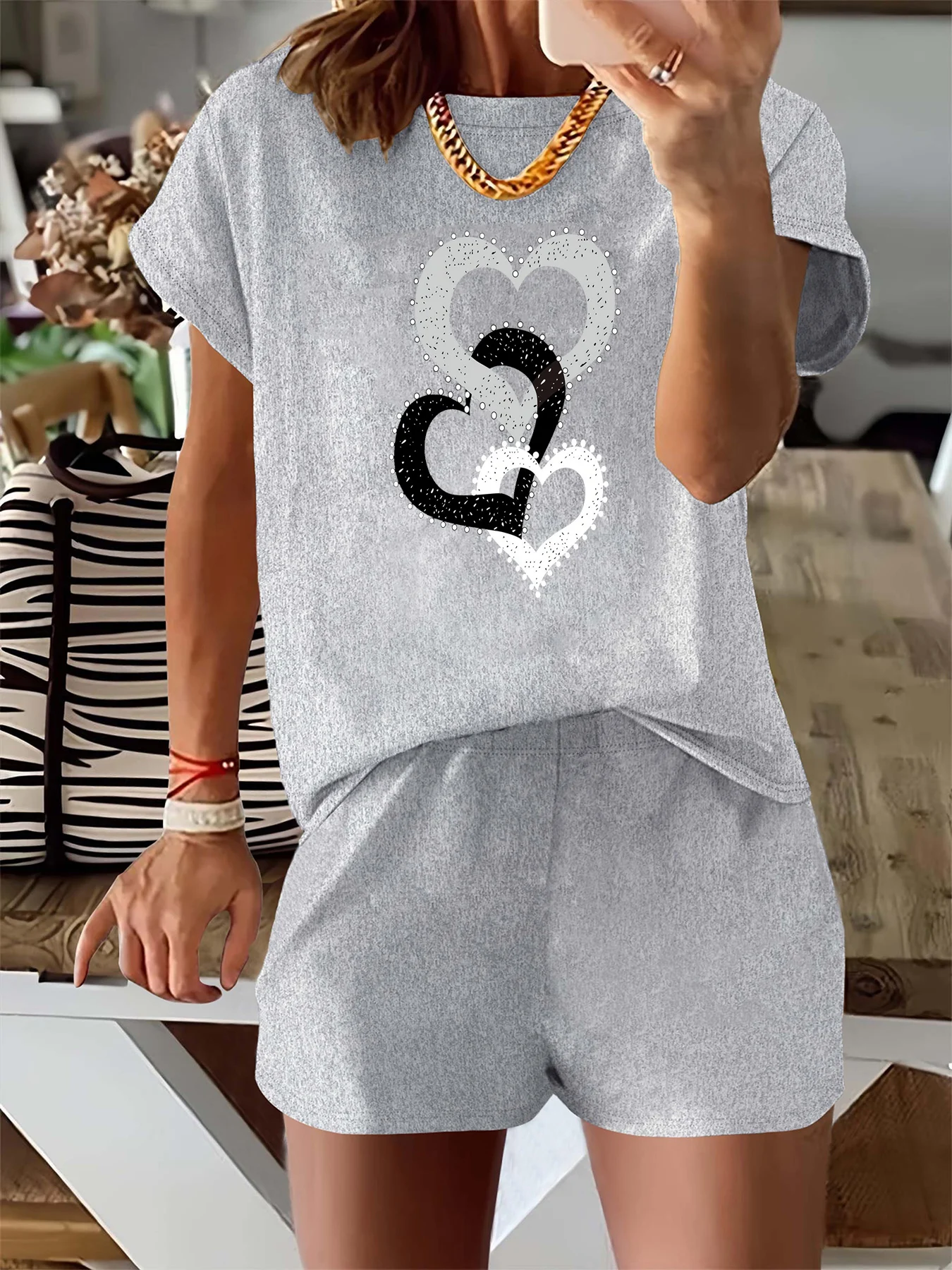 Women's Summer Casual Fashion Heart Pattern Printed Loose+Round Neck Short Sleeve T-shirt+Loose Shorts Two Piece Set
Women's Summer Casual Fashion Heart Pattern Printed Loose+Round Neck Short Sleeve T-shirt+Loose Shorts Two Piece Set