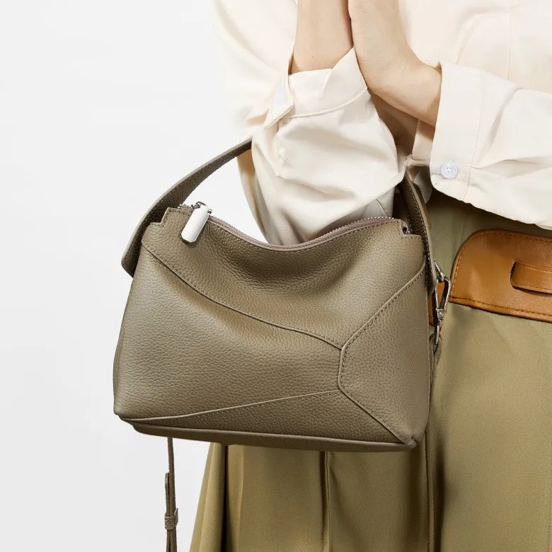 Высококачественная сумка-подушка из воловьей кожи с геометрическим рисунком, сумка на одно плечо с наклонным крестом, потолочная сумка, новинка 2025, весенняя сумка ell
Высококачественная сумка-подушка из воловьей кожи с геометрическим рисунком, сумка на одно плечо с наклонным крестом, потолочная сумка, новинка 2025, весенняя сумка ell