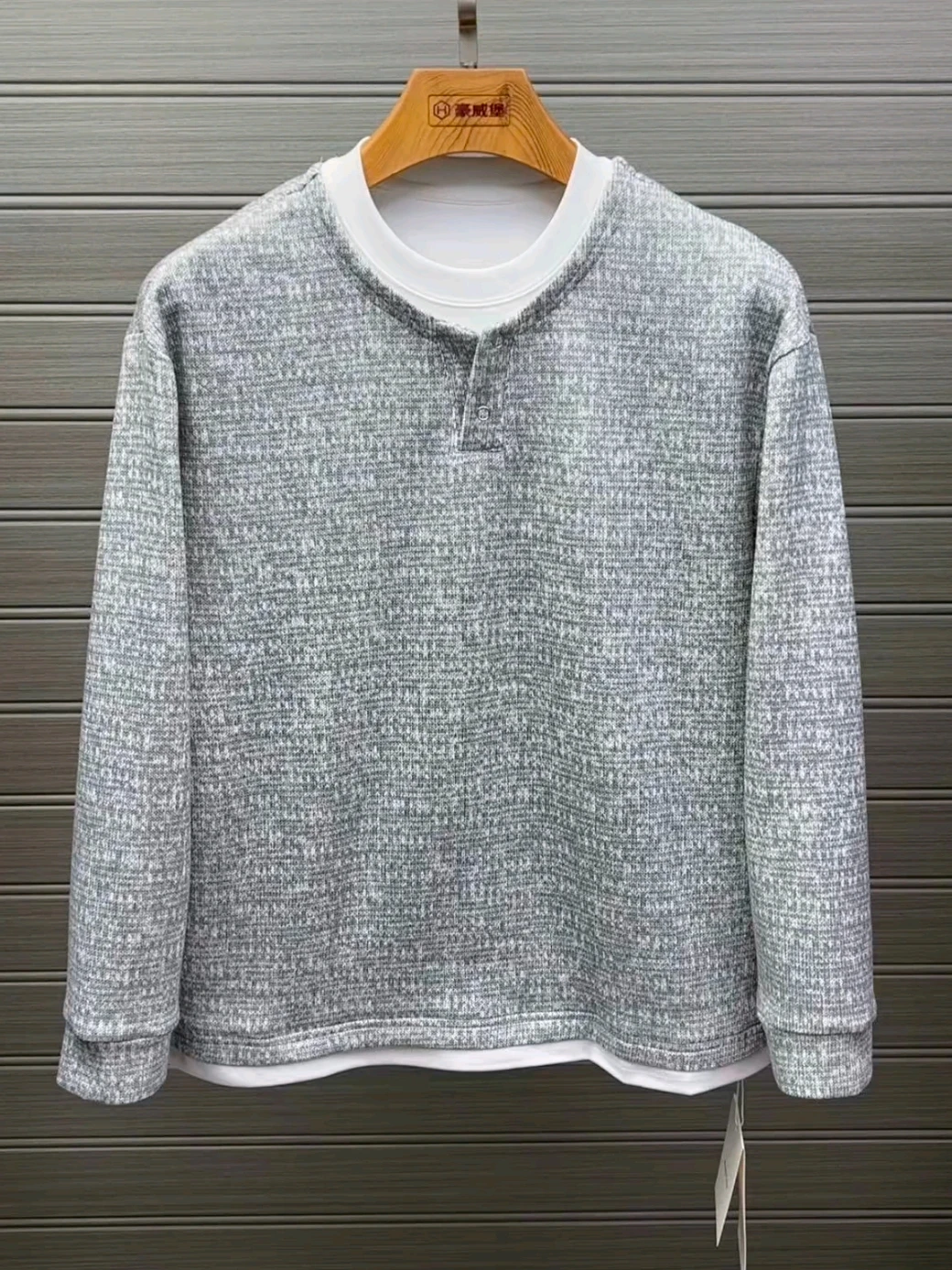 Новая мужская футболка с круглым вырезом и длинным рукавом: модная, универсальная, стильная, премиум-класса, для делового стиля, приталенного кроя, для молодежи.
Новая мужская футболка с круглым вырезом и длинным рукавом: модная, универсальная, стильная, премиум-класса, для делового стиля, приталенного кроя, для молодежи.