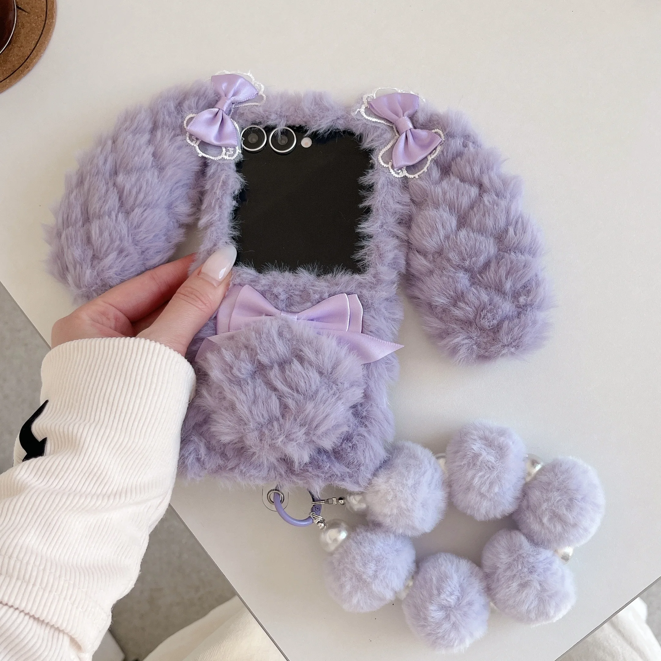 Милый плюшевый чехол для мобильного телефона с бантом и кроликом, подходит для Samsung Z Flip 4/5/6/7, модный новый противоударный защитный чехол INS
Милый плюшевый чехол для мобильного телефона с бантом и кроликом, подходит для Samsung Z Flip 4/5/6/7, модный новый противоударный защитный чехол INS