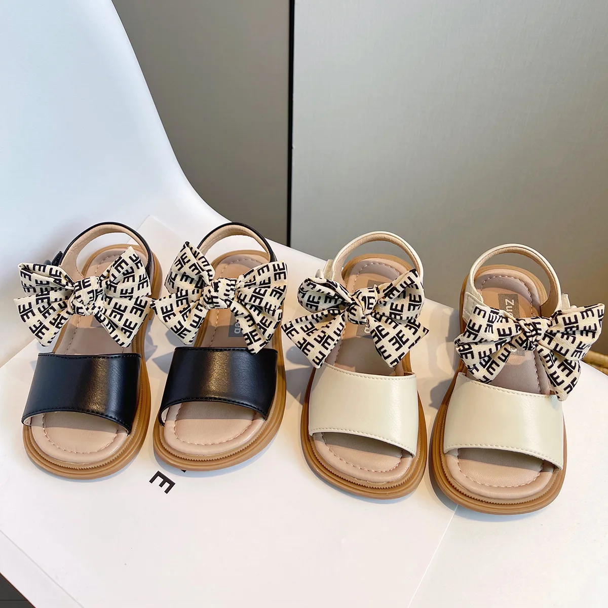 Fashion Girl Sandals New Comfort Non Slip Child Sandal Soft Soles Elegant Lightweight Girl Shoes Simple Cute Elegant Beach Shoes
Fashion Girl Sandals New Comfort Non Slip Child Sandal Soft Soles Elegant Lightweight Girl Shoes Simple Cute Elegant Beach Shoes