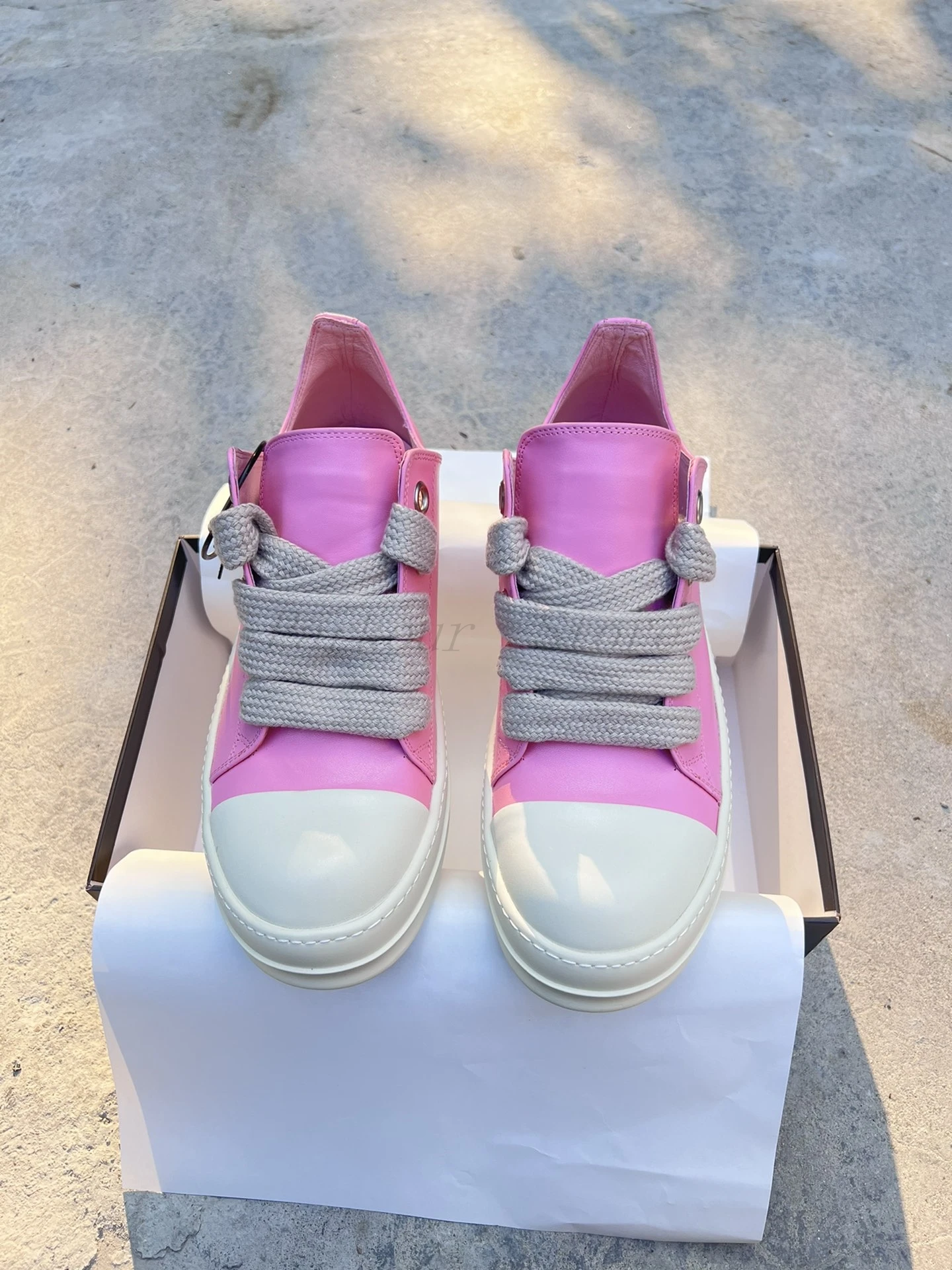 Bright Pink Cowhide Low Cut Casual Shoes with Coarse Shoelaces And Big Chicken Eyes Unisex Sports Quality Fashion Footwear
Bright Pink Cowhide Low Cut Casual Shoes with Coarse Shoelaces And Big Chicken Eyes Unisex Sports Quality Fashion Footwear