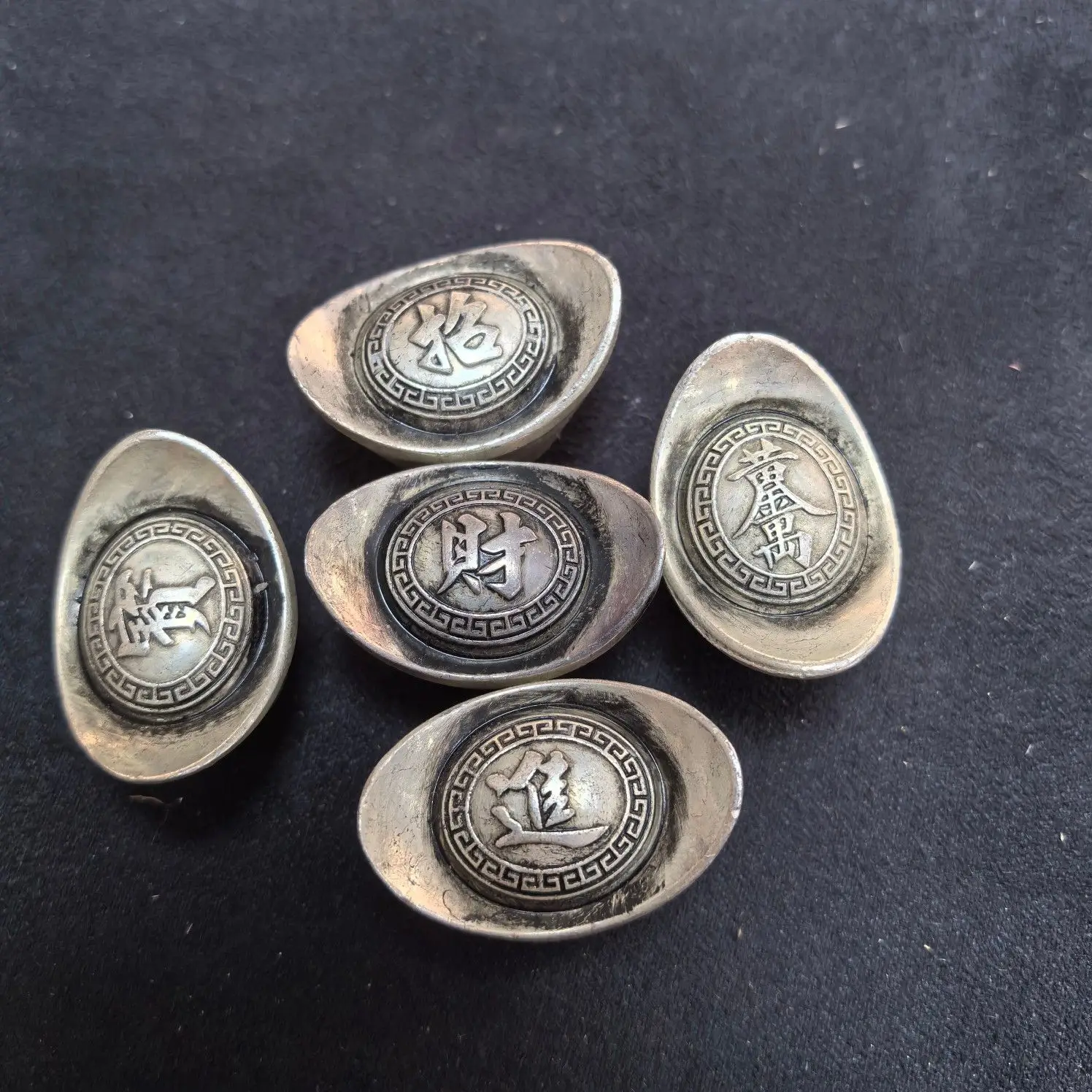 Daqing ingots attract wealth and treasure gold 10,000 taels, copper-plated silver one or two ingots, a set of five
Daqing ingots attract wealth and treasure gold 10,000 taels, copper-plated silver one or two ingots, a set of five