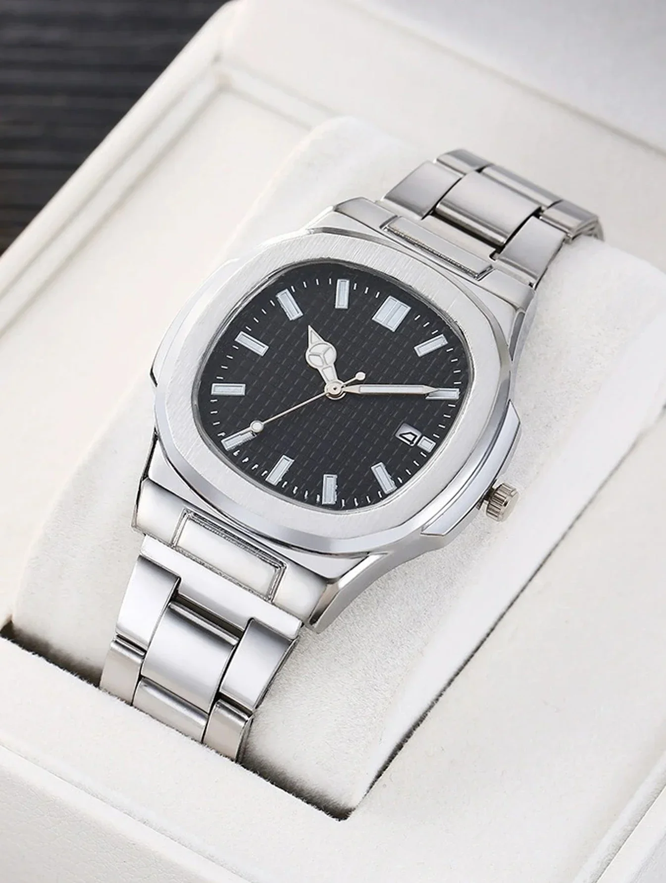 4-piece square sports calendar steel strap watch for men, steel strap quartz watch set
4-piece square sports calendar steel strap watch for men, steel strap quartz watch set