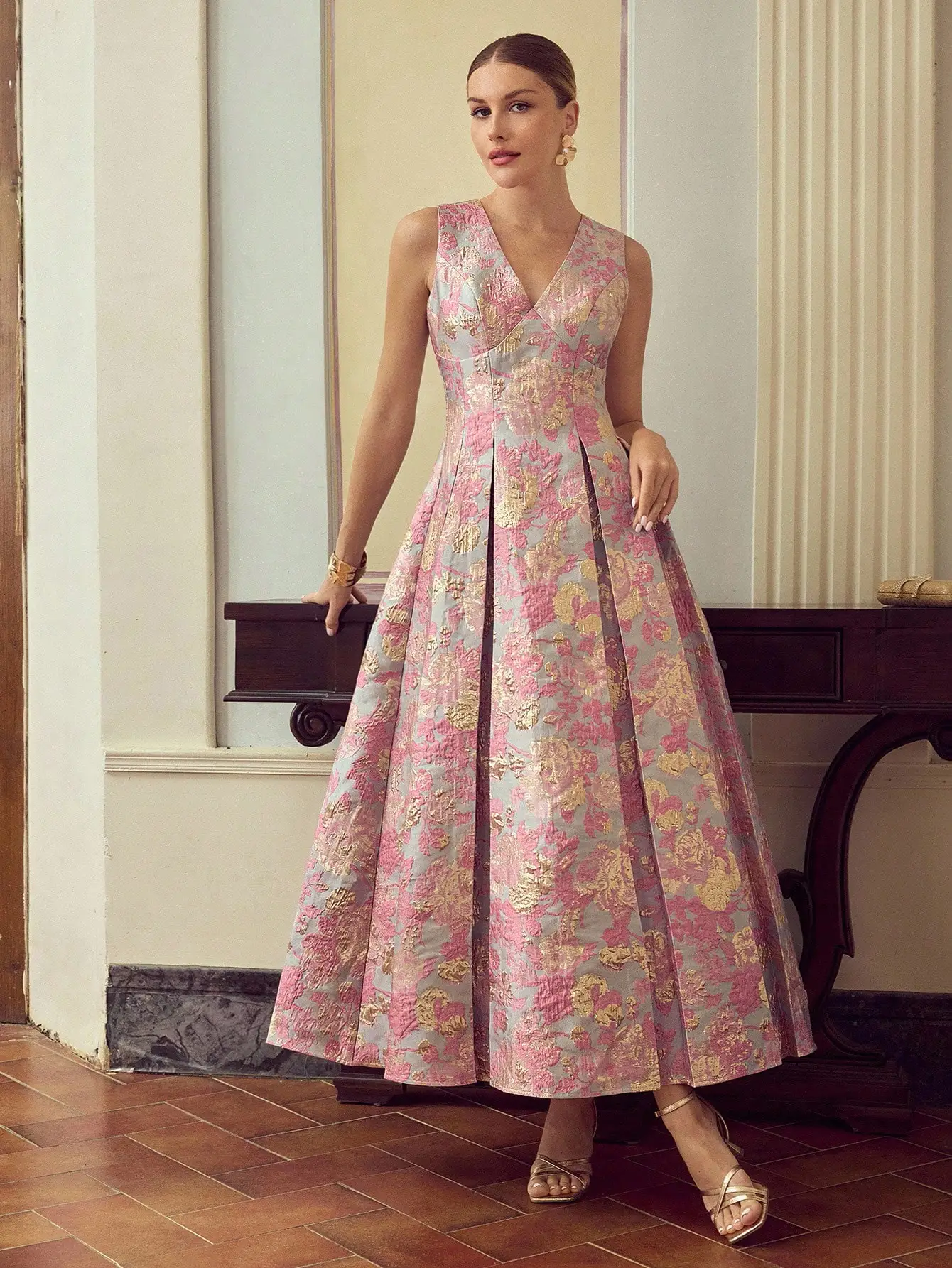 Elegant Floral Jacquard V-Neck Sleeveless A-Line Midi Dress
Elegant Floral Jacquard V-Neck Sleeveless A-Line Midi Dress