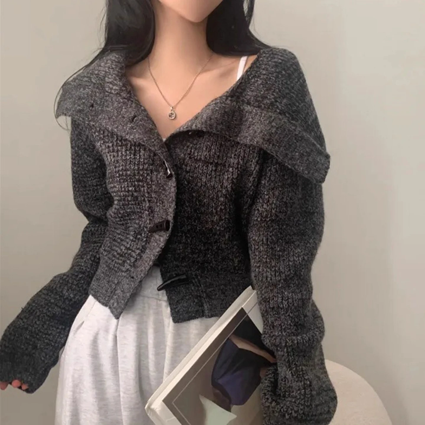 Винтажный дизайн с большими лацканами и пуговицами, красный короткий вязаный кардиган, женская новая мода, повседневная универсальная верхняя одежда на осень
Винтажный дизайн с большими лацканами и пуговицами, красный короткий вязаный кардиган, женская новая мода, повседневная универсальная верхняя одежда на осень