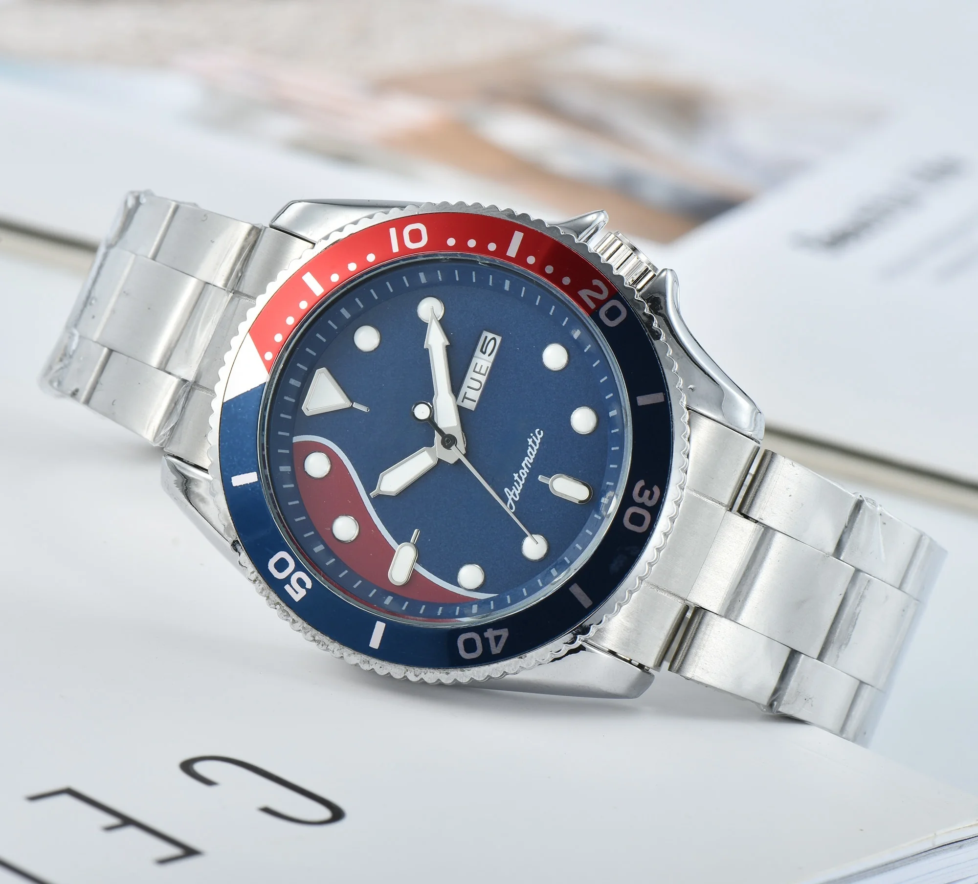 Coke Red Blue Bezel Automatic Diver Men Watch Wave Dial Day Date Luminous Stainless Steel Quartz AAA Wristwatch
Coke Red Blue Bezel Automatic Diver Men Watch Wave Dial Day Date Luminous Stainless Steel Quartz AAA Wristwatch