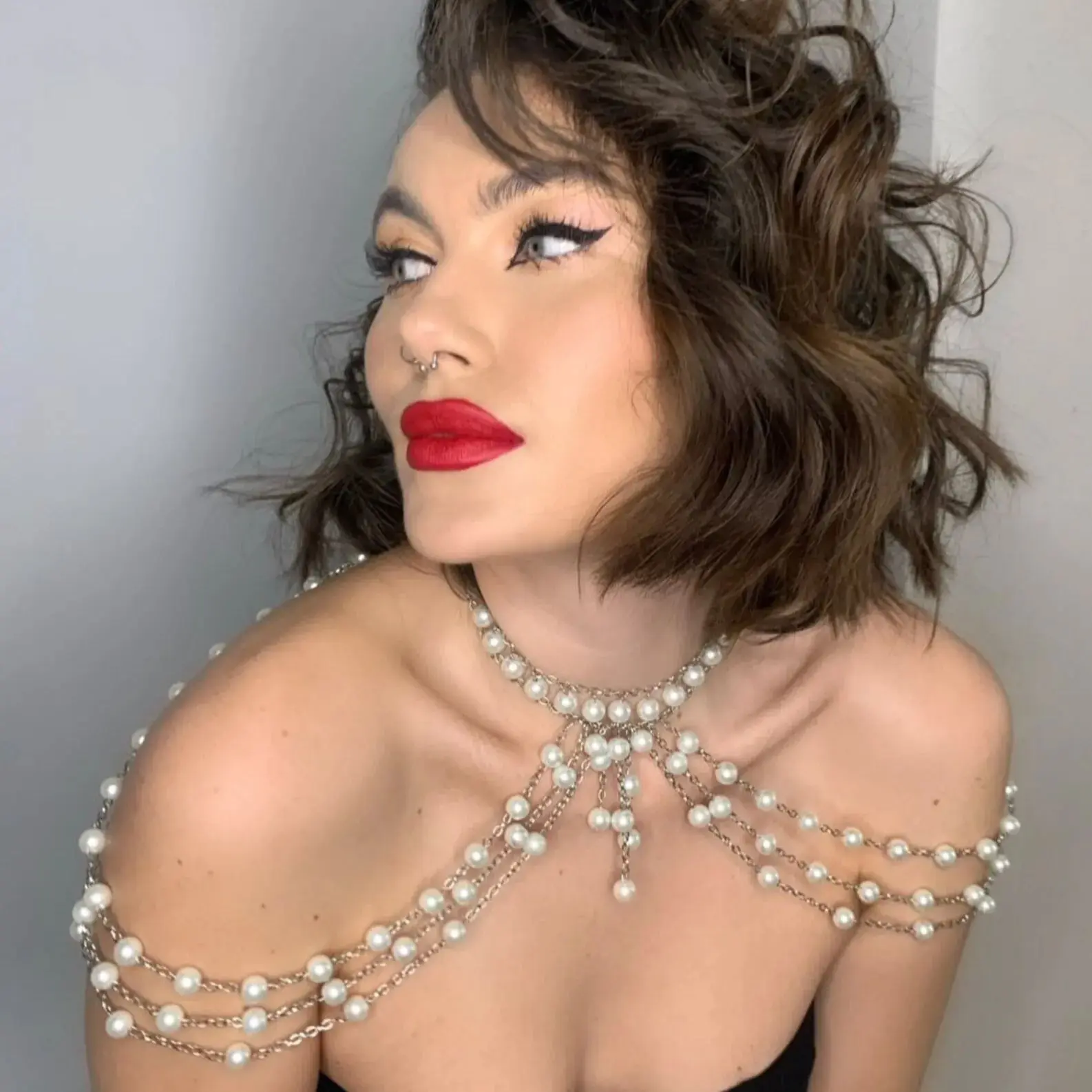 Handmade Chic Ins European French Elegant Ladies Beading Pearls Body Chains Accessories Women Halter Neck Decorate Party
Handmade Chic Ins European French Elegant Ladies Beading Pearls Body Chains Accessories Women Halter Neck Decorate Party