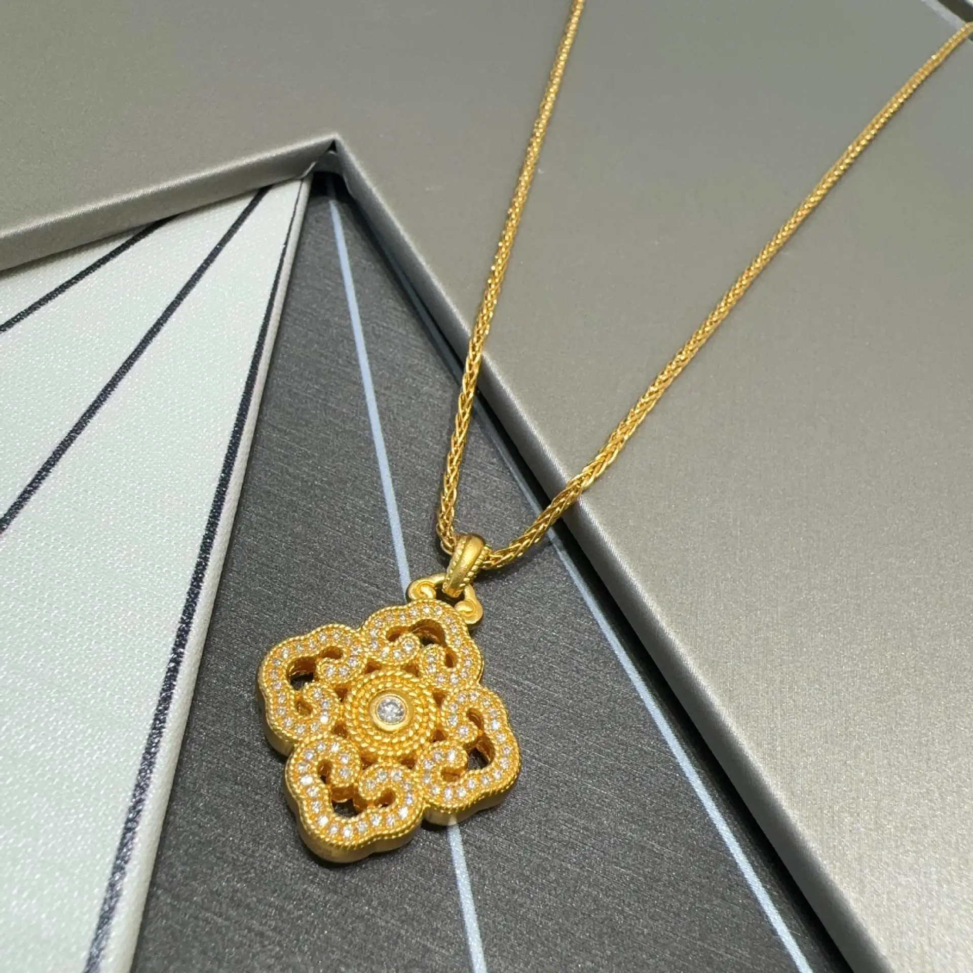 Luxury 24K 9999 Pure Gold real gold Women's Four Ruyi Pendant Auspicious Clavicle Chain
Luxury 24K 9999 Pure Gold real gold Women's Four Ruyi Pendant Auspicious Clavicle Chain