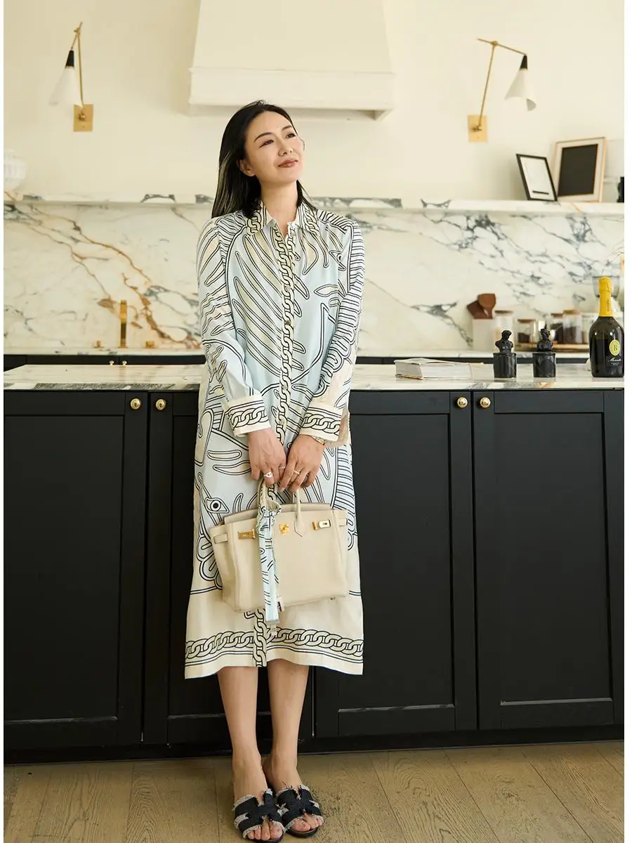 Шелковый халат TOFOD из плотного твила, длинный, свободного кроя, с пуговицами, с принтованным воротником, в стиле французского шелка.
Шелковый халат TOFOD из плотного твила, длинный, свободного кроя, с пуговицами, с принтованным воротником, в стиле французского шелка.