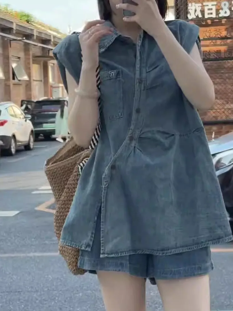 Fashionable Denim Set Women's Sleeveless Side Buckle Top Wide Leg Shorts Two-Piece Summer Outfit High Waist Button Closure
Fashionable Denim Set Women's Sleeveless Side Buckle Top Wide Leg Shorts Two-Piece Summer Outfit High Waist Button Closure