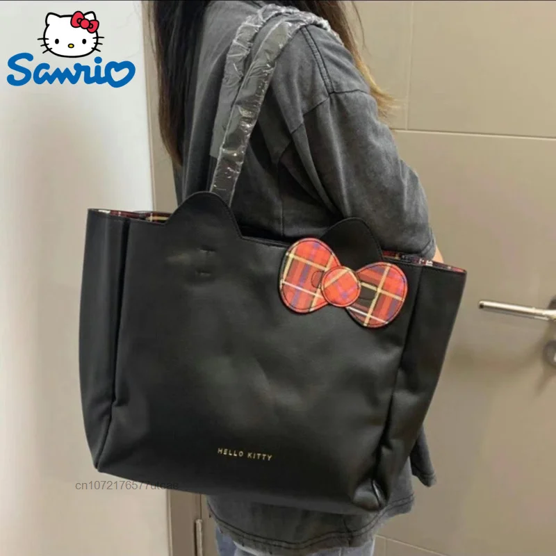 Sanrio Hello Kitty 2023 New PU Shoulder Tote Bag With Bows Y2k Fashion Zipper Large Waterproof Storage Bag Cartoon Handbag
Sanrio Hello Kitty 2023 New PU Shoulder Tote Bag With Bows Y2k Fashion Zipper Large Waterproof Storage Bag Cartoon Handbag