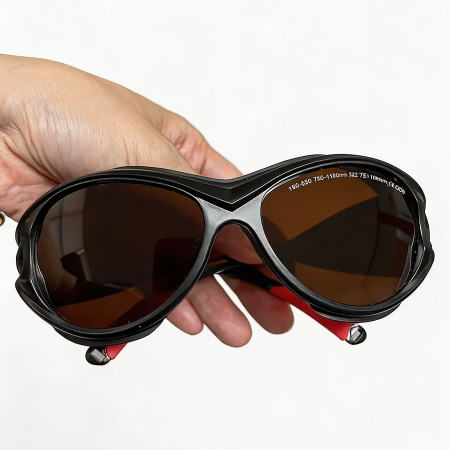 Laser Glasses 532nm 755nm 1064nm OD6 Safety Protective Goggles for Diode laser ND YAG Pico and Fiber Lasers
Laser Glasses 532nm 755nm 1064nm OD6 Safety Protective Goggles for Diode laser ND YAG Pico and Fiber Lasers