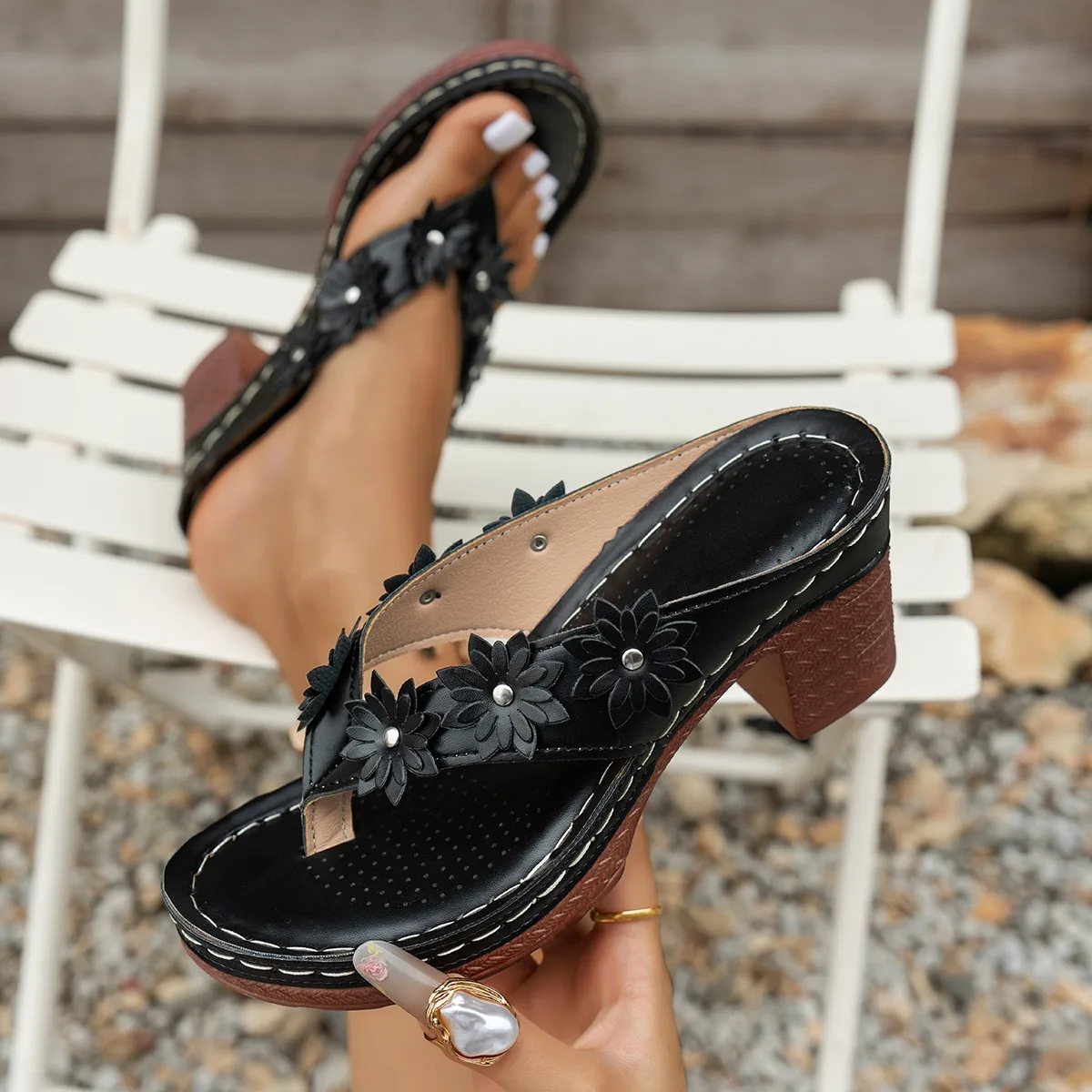 Новые женские тапочки на высоком каблуке, повседневная пляжная обувь на танкетке с цветочным принтом, уличные удобные нескользящие сандалии на платформе, большие размеры 43
Новые женские тапочки на высоком каблуке, повседневная пляжная обувь на танкетке с цветочным принтом, уличные удобные нескользящие сандалии на платформе, большие размеры 43