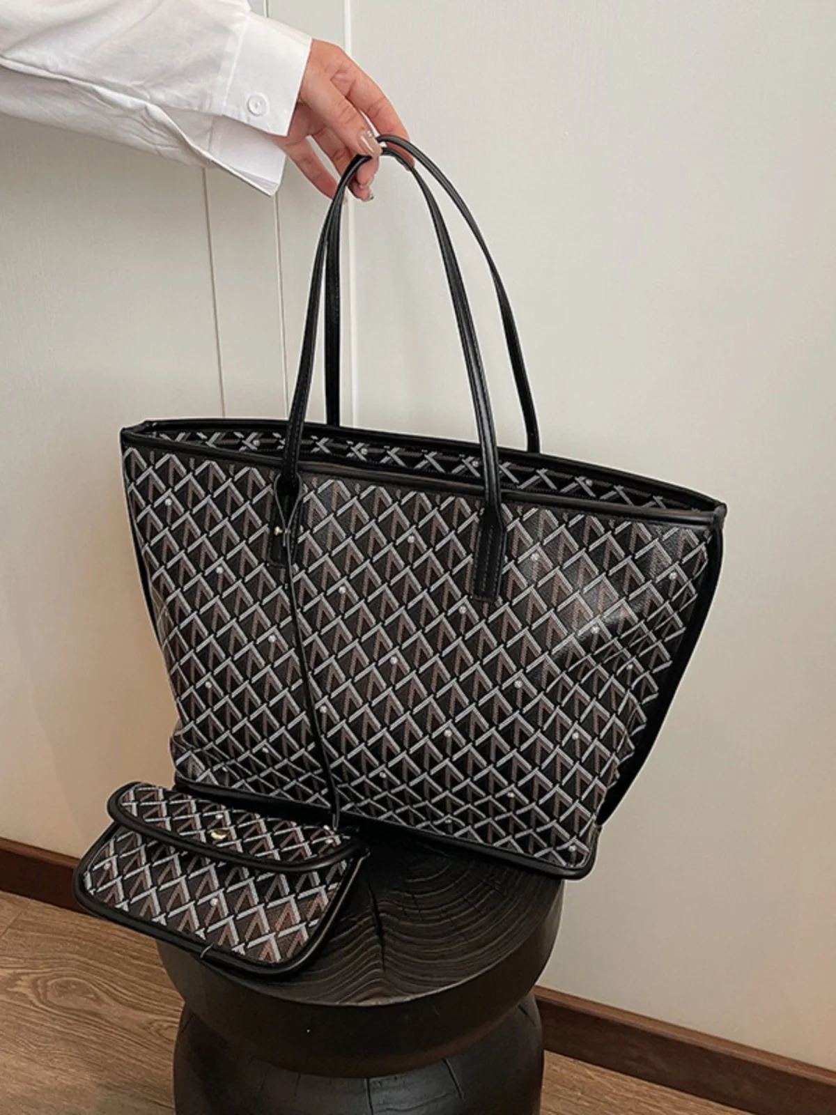 Faionable Large Capaci oulder Bag Casual Tote Bag Underarm Bag 2024 New Sle Trendy Ins Sle op Bag ape
Faionable Large Capaci oulder Bag Casual Tote Bag Underarm Bag 2024 New Sle Trendy Ins Sle op Bag ape