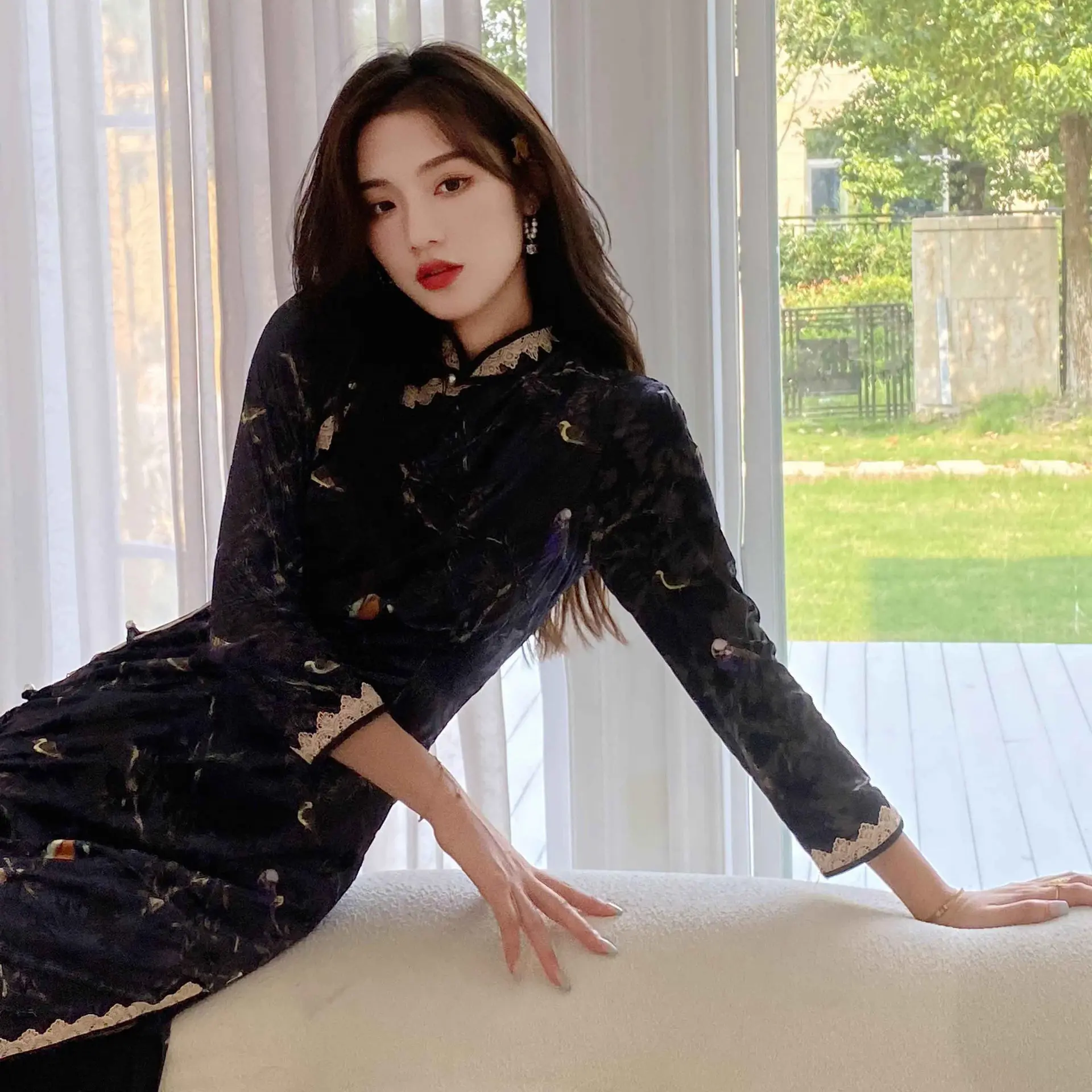 Black Velvet Long Cheongsam Long Sleeve Slim Mother Dress Elegant Traditional Evening Dresses Vintage Mature Qipao
Black Velvet Long Cheongsam Long Sleeve Slim Mother Dress Elegant Traditional Evening Dresses Vintage Mature Qipao