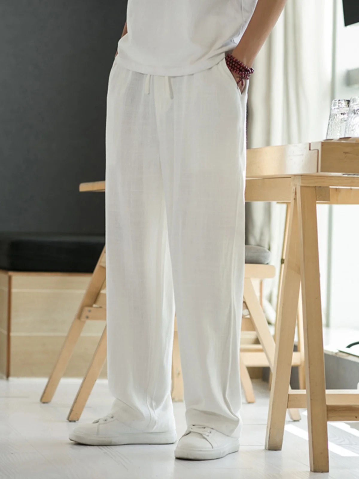 Белые льняные хлопковые повседневные брюки для мужчин, летние тонкие свободные брюки с широкими штанинами, дышащие, удобные, прямые, длинные.
Белые льняные хлопковые повседневные брюки для мужчин, летние тонкие свободные брюки с широкими штанинами, дышащие, удобные, прямые, длинные.