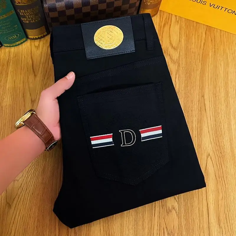 2025 new men's jeans fashionable, trendy, versatile, slim fit, small feet, elastic, casual, light luxury, long pants
2025 new men's jeans fashionable, trendy, versatile, slim fit, small feet, elastic, casual, light luxury, long pants