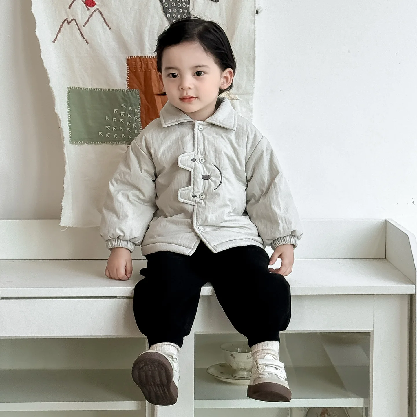 2025 зимний комплект из двух предметов для маленьких девочек, толстая теплая куртка с мультяшным принтом для маленьких девочек, пальто + брюки со средней талией для новорожденных девочек 
2025 зимний комплект из двух предметов для маленьких девочек, толстая теплая куртка с мультяшным принтом для маленьких девочек, пальто + брюки со средней талией для новорожденных девочек