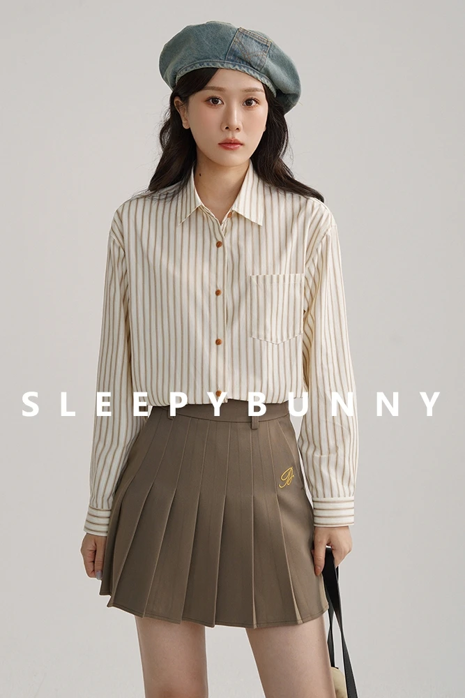 Striped Long Sleeve Shirt & Brown Pleated Mini Skirt Set – Preppy Casual Outfit, Slim Fit, Early Spring 2025 Fashion Trend
Striped Long Sleeve Shirt & Brown Pleated Mini Skirt Set – Preppy Casual Outfit, Slim Fit, Early Spring 2025 Fashion Trend