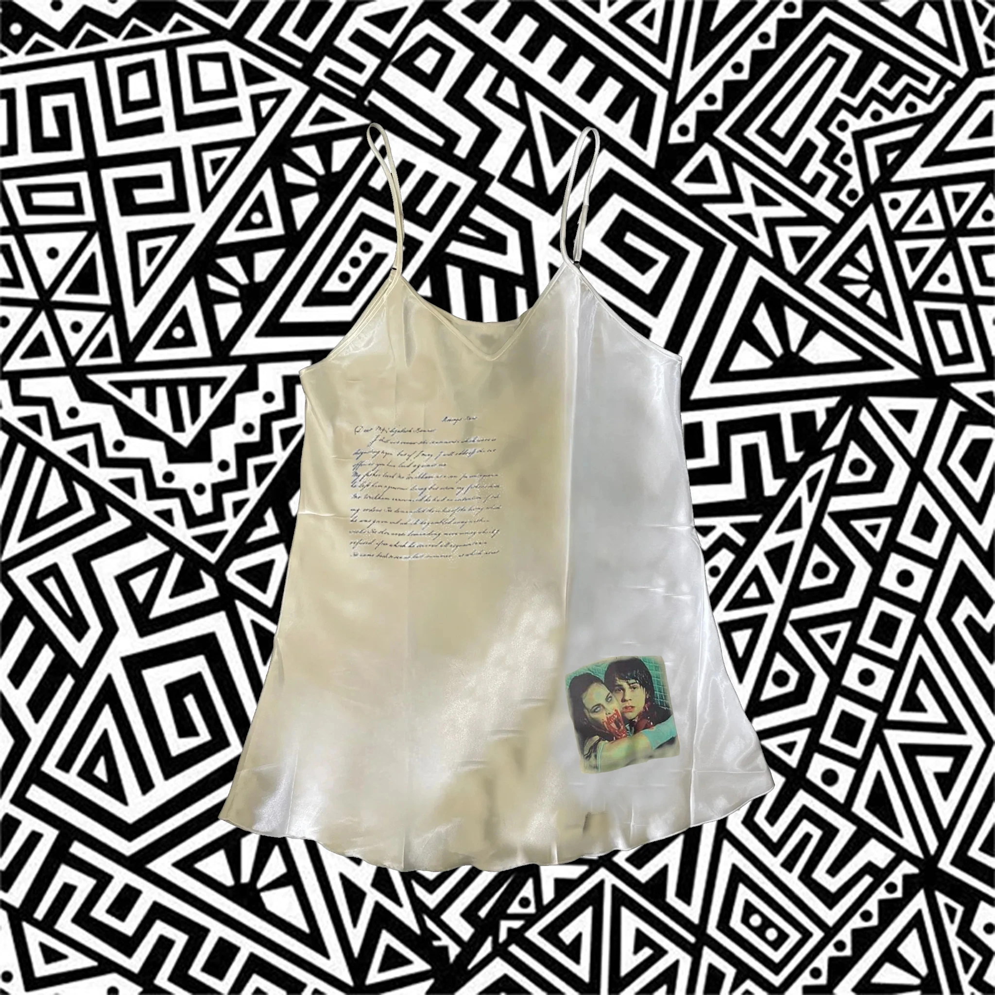 Y2k Emo Trashy Y2k 2000-х годов винтажное женское повседневное эстетичное модное платье готическое мини-платье с буквенным принтом зомби
Y2k Emo Trashy Y2k 2000-х годов винтажное женское повседневное эстетичное модное платье готическое мини-платье с буквенным принтом зомби