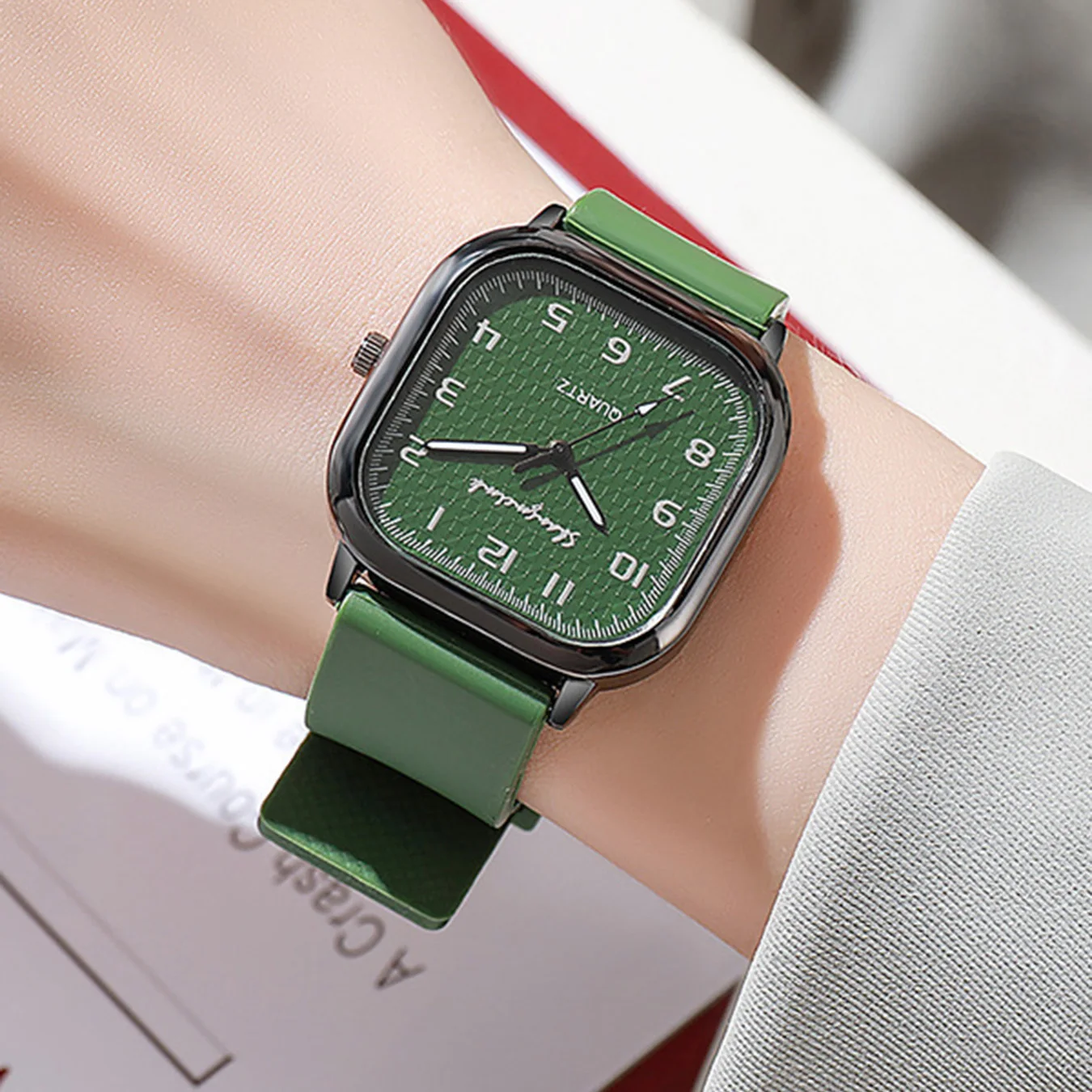 1 шт.-модные женские часы с римским циферблатом, квадратные кварцевые часы, повседневные наручные часы с силиконовым ремешком
1 шт.-модные женские часы с римским циферблатом, квадратные кварцевые часы, повседневные наручные часы с силиконовым ремешком