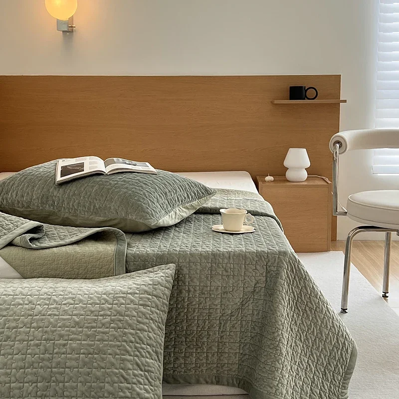 Soft Velvet Bedspread on the bed Cotton Plaid bedspreads and coverlets Double Bed Blanket soft bed cover Mattress Topper
Soft Velvet Bedspread on the bed Cotton Plaid bedspreads and coverlets Double Bed Blanket soft bed cover Mattress Topper