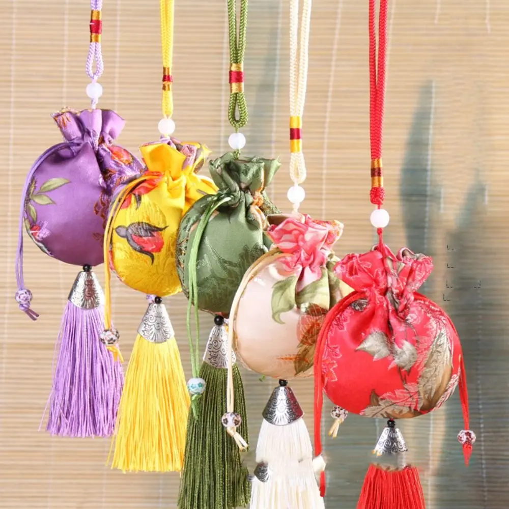 Bag Portable Car Ornaments Tassel Flower Pattern Retro Jewelry Bag Chinese Style Sachet Embroidery Bag Bedroom Decoration
Bag Portable Car Ornaments Tassel Flower Pattern Retro Jewelry Bag Chinese Style Sachet Embroidery Bag Bedroom Decoration