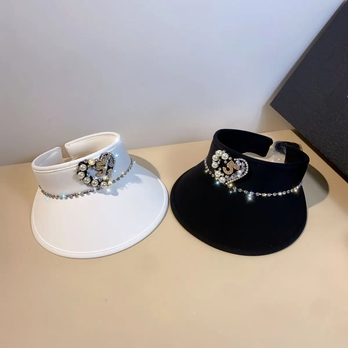 Summer Women's Hat Flash Diamond Chain Handmade Pearl Love Ice Silk Cotton Empty Top Hat Sunscreen Cool Versatile Hair Band Hat 
Summer Women's Hat Flash Diamond Chain Handmade Pearl Love Ice Silk Cotton Empty Top Hat Sunscreen Cool Versatile Hair Band Hat