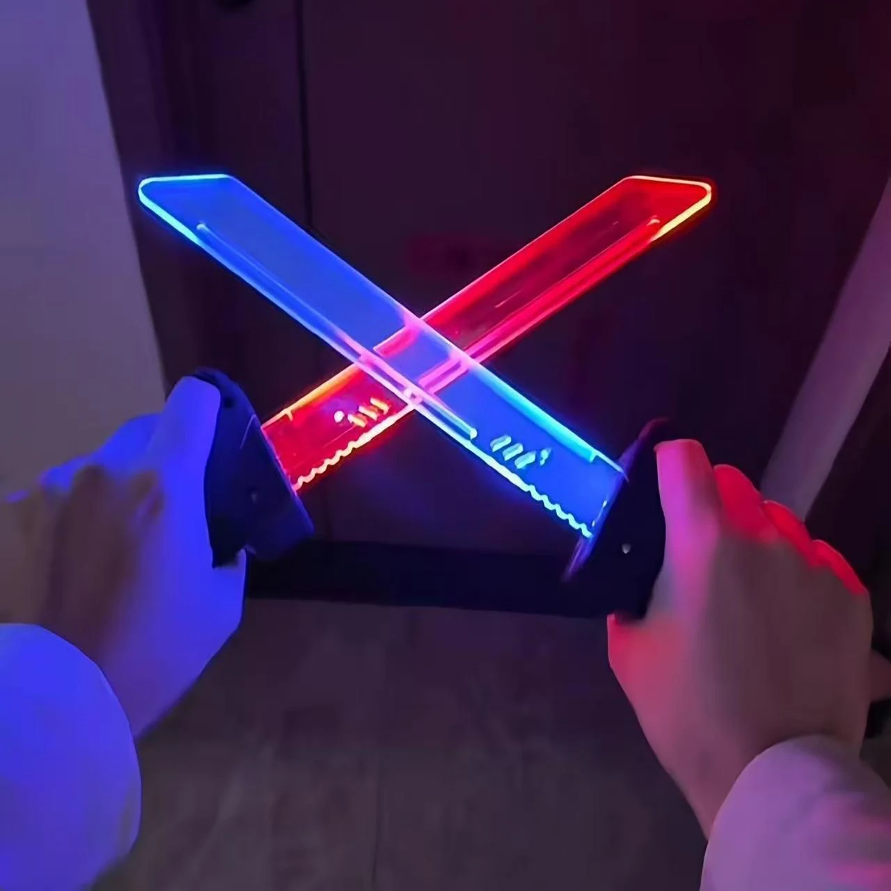 Двухлезвийный светящийся меч, выдвижной световой меч, интерактивная игра для всей семьи, светящаяся мигающая игрушка, подарки на день рождения для детей и взрослых
Двухлезвийный светящийся меч, выдвижной световой меч, интерактивная игра для всей семьи, светящаяся мигающая игрушка, подарки на день рождения для детей и взрослых