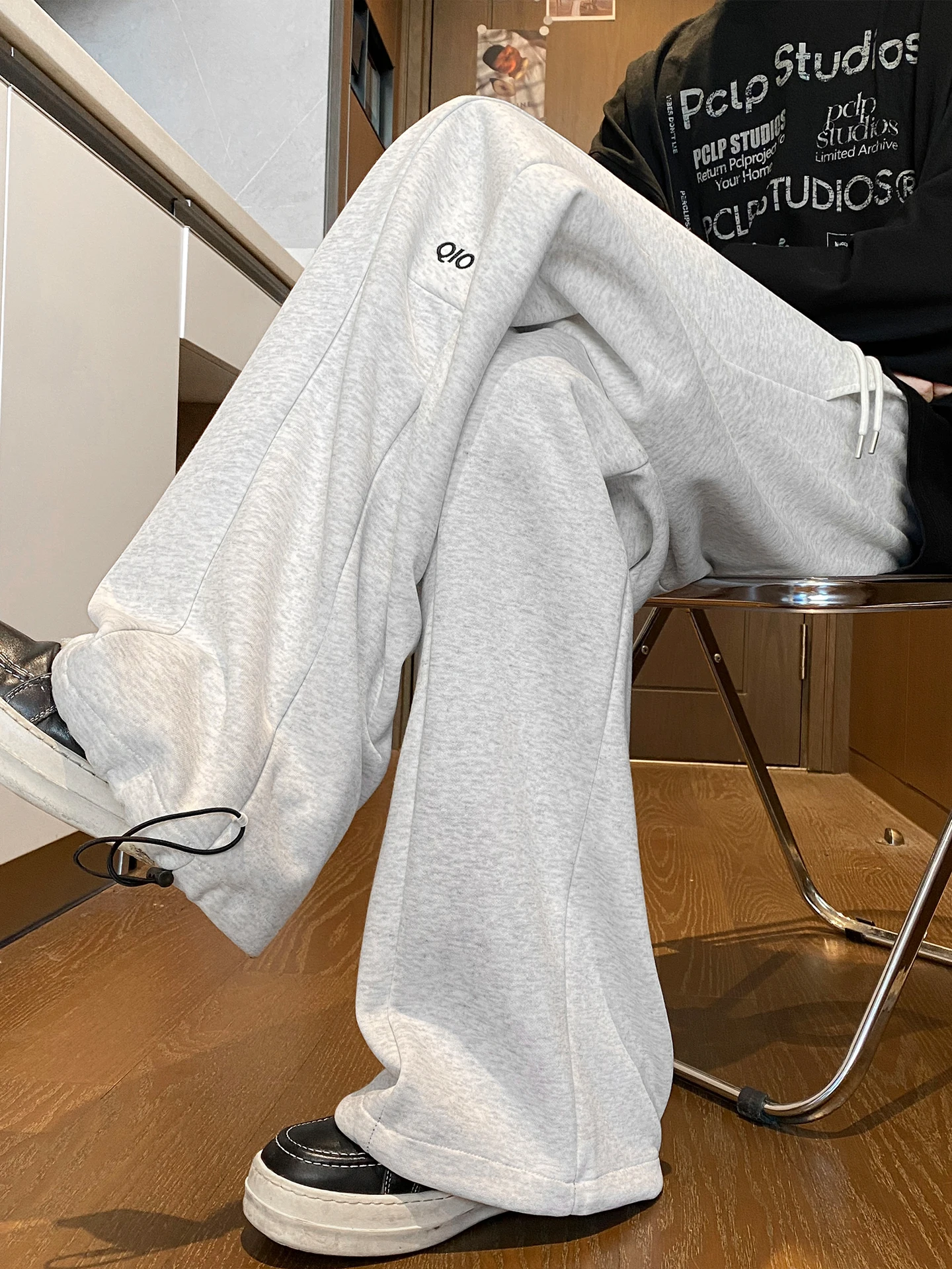 Мужские повседневные брюки свободного покроя с вышивкой в американском стиле, прямые брюки Spor, осенние модные брендовые дышащие удобные брюки
Мужские повседневные брюки свободного покроя с вышивкой в американском стиле, прямые брюки Spor, осенние модные брендовые дышащие удобные брюки