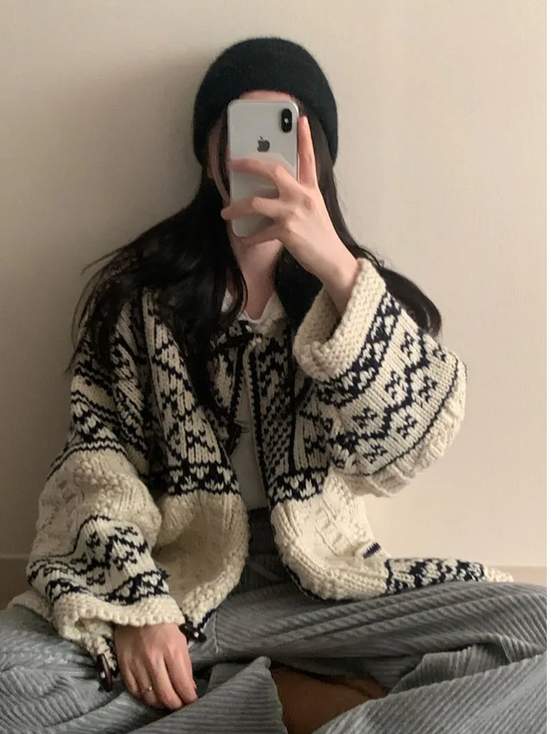Retro Pattern Lapel Button Knitted Sweater Coat Women's Autumn Winter New Sle Loose Versatile Warm Cardigan
Retro Pattern Lapel Button Knitted Sweater Coat Women's Autumn Winter New Sle Loose Versatile Warm Cardigan