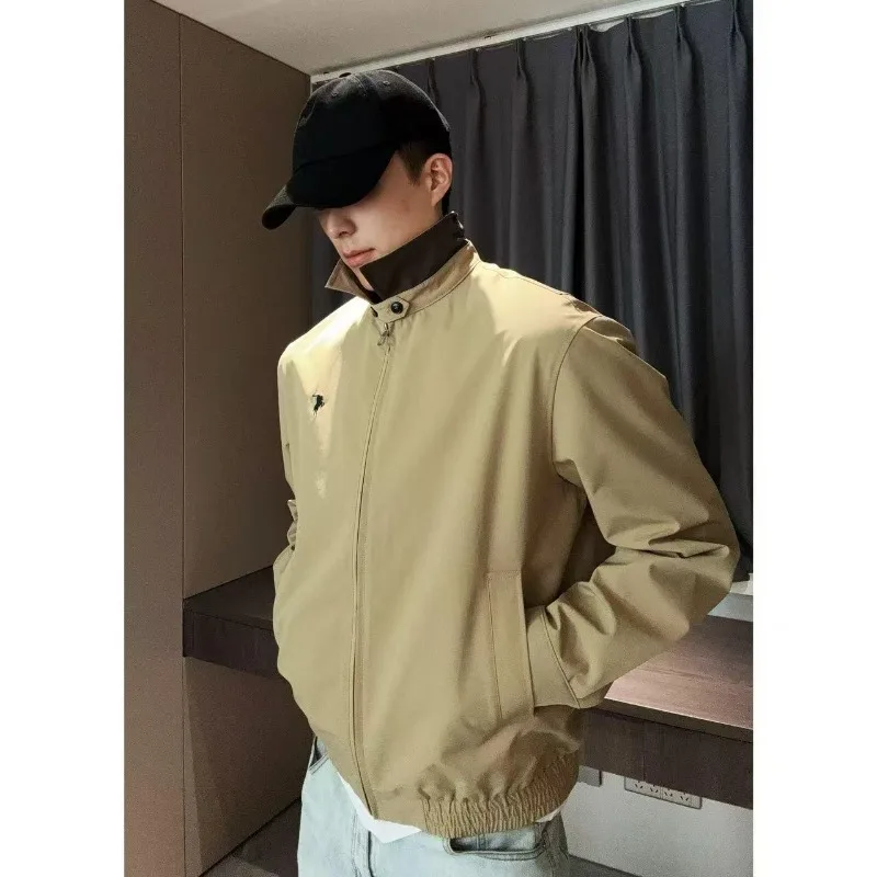 Men's Streetwear Fashion Khaki Stand Collar Bomber Jacket Casual Modern Plain Lightweight Jacket for Spring Autumn
Men's Streetwear Fashion Khaki Stand Collar Bomber Jacket Casual Modern Plain Lightweight Jacket for Spring Autumn