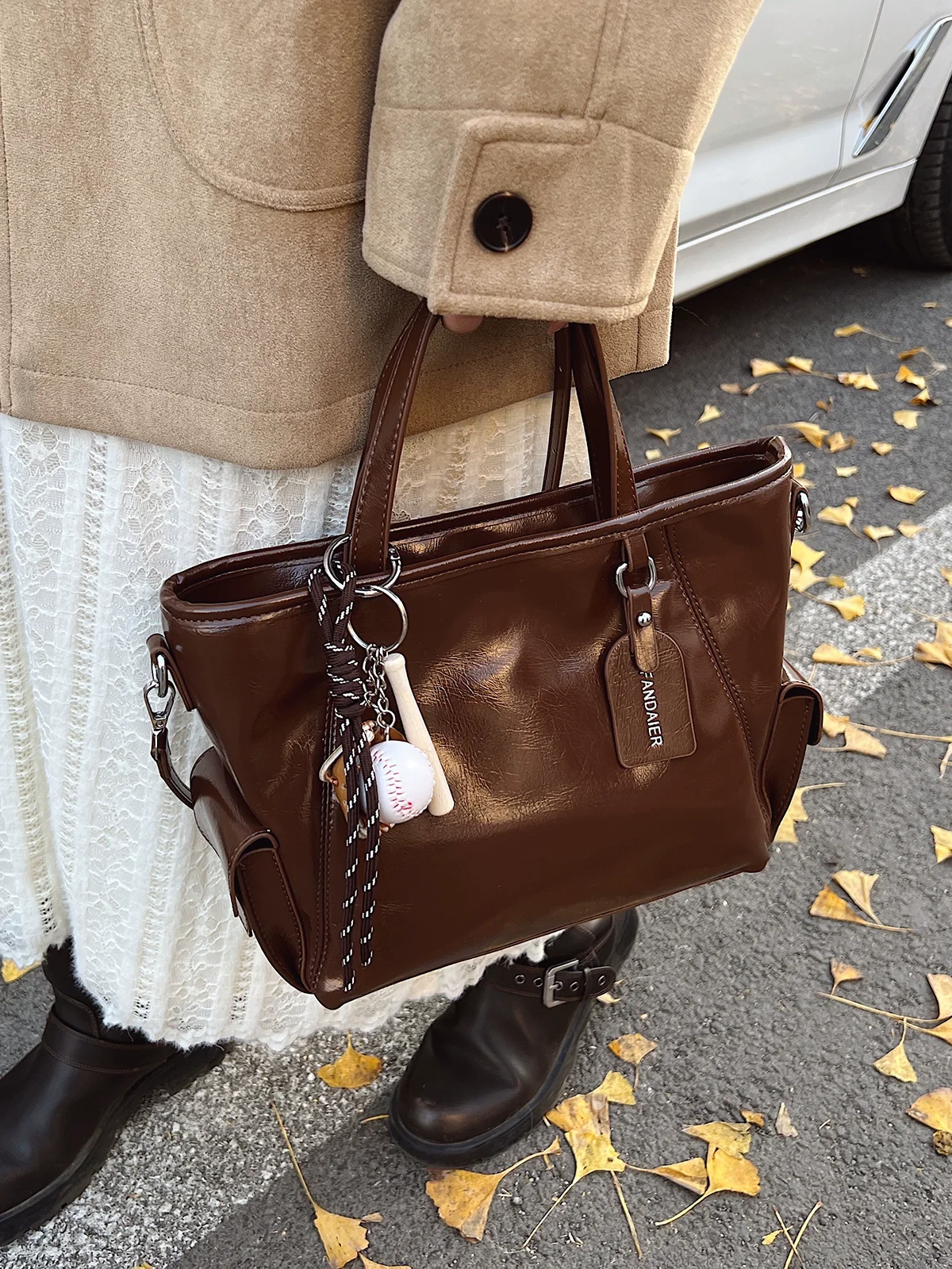Autumn and Winter Retro Oil Leather Bag for Women New Versatile Crossbody Bag Hot Handheld Bucket Bag Ladies Handbag and Purse
Autumn and Winter Retro Oil Leather Bag for Women New Versatile Crossbody Bag Hot Handheld Bucket Bag Ladies Handbag and Purse