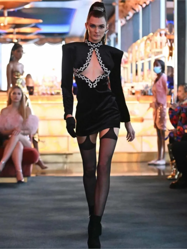 Sparkling Diamond Sexy Hollow Out Half High Neck Shoulder Pad Black Ultra Short Fashion Party Dress
Sparkling Diamond Sexy Hollow Out Half High Neck Shoulder Pad Black Ultra Short Fashion Party Dress