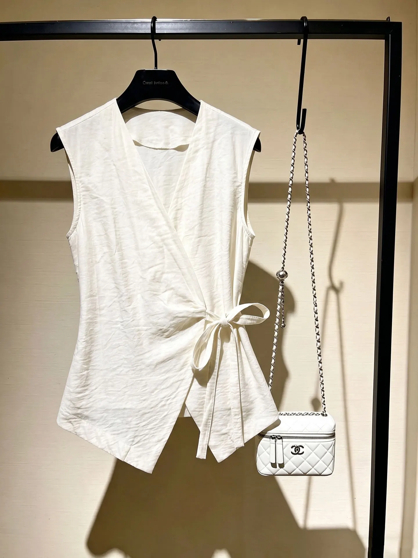 Korean Style Pure Color V-Neck Sleeveless Vest 2026 Summer Design Sense Waist-Cinching Top Elegant High-End Feeling Blouse
Korean Style Pure Color V-Neck Sleeveless Vest 2026 Summer Design Sense Waist-Cinching Top Elegant High-End Feeling Blouse