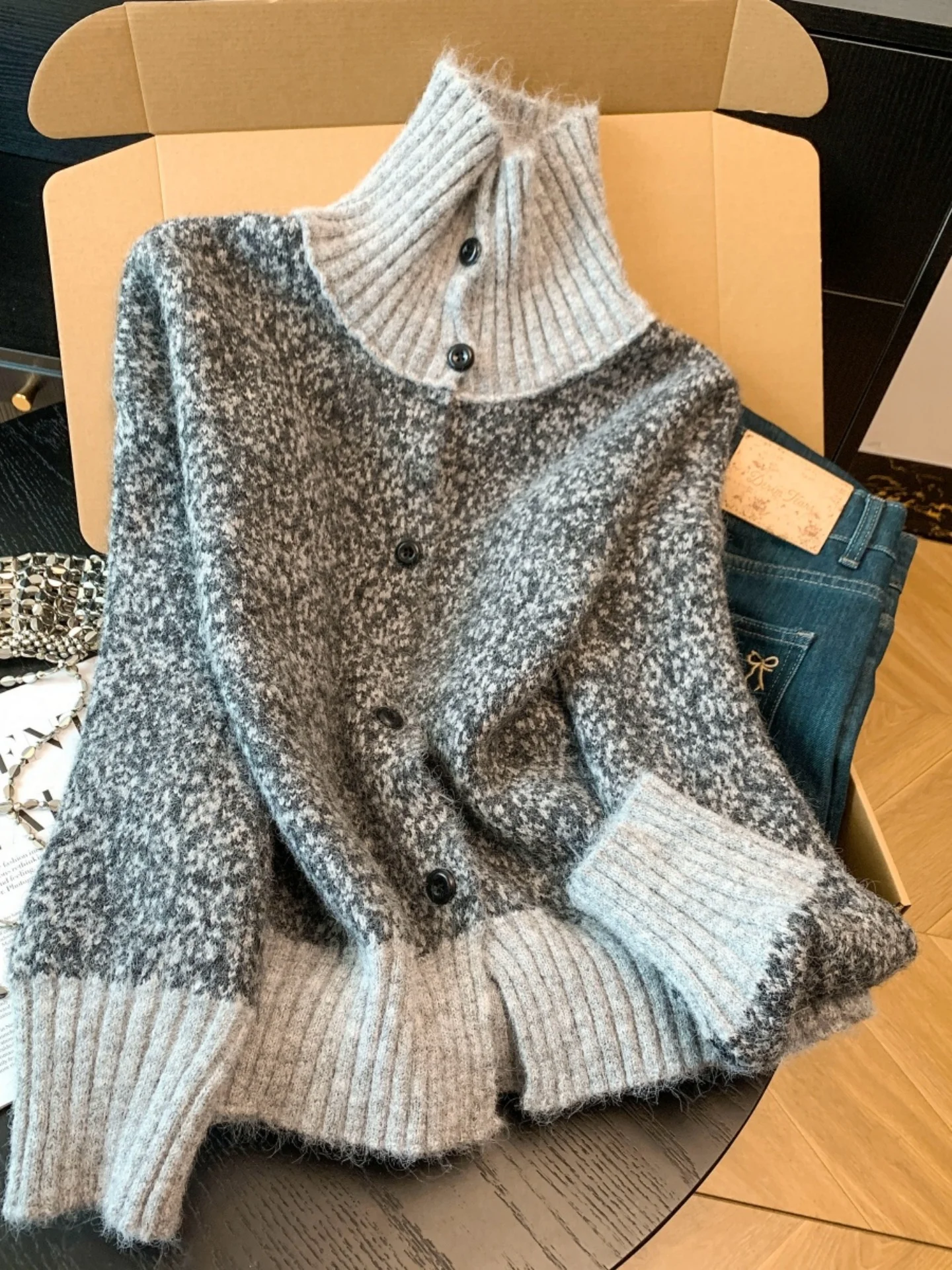 Ladies Thiened Winter High Collar Sweater Cardigan Floral Tulle Turn-down Collar Two-wear Sle Casual Commute Korean Version
Ladies Thiened Winter High Collar Sweater Cardigan Floral Tulle Turn-down Collar Two-wear Sle Casual Commute Korean Version