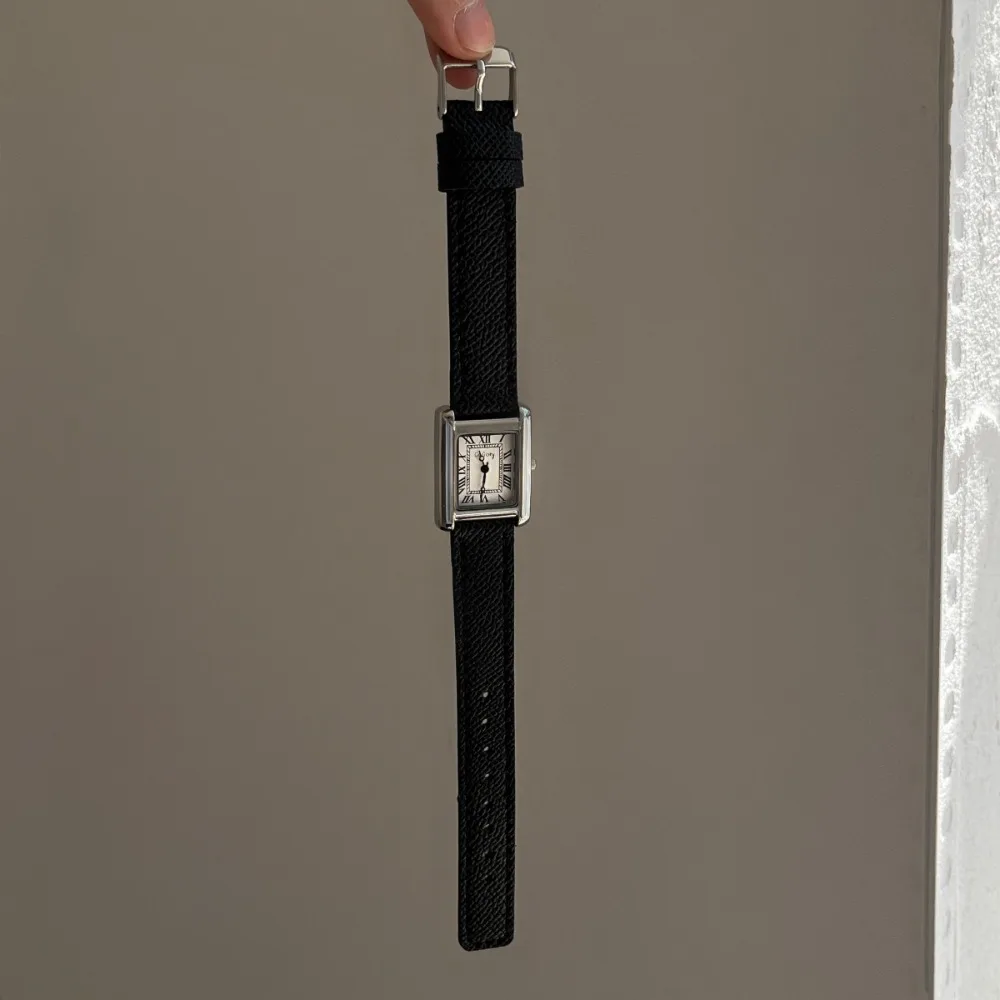 Fashion Precise Women’s Watch Elegant Minimalist Leather Strap Watches Alloy Versatile Quartz Watch Female Business
Fashion Precise Women’s Watch Elegant Minimalist Leather Strap Watches Alloy Versatile Quartz Watch Female Business