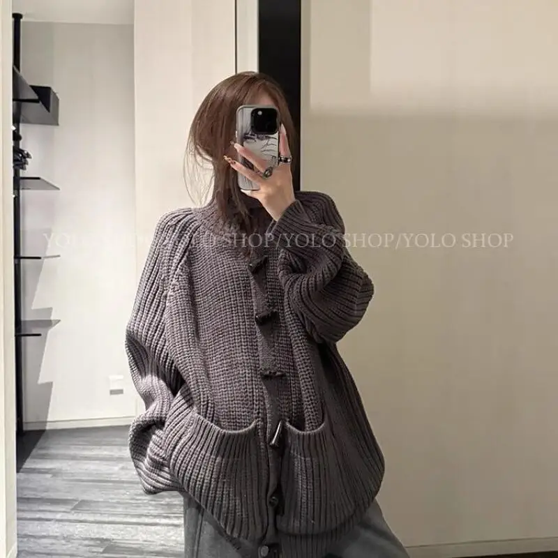 Модное вязаное пальто для девочек, осенне-зимний свитер, ленивый стиль, сохраняющие тепло, топы, джемпер с роговыми пуговицами, свободный женский свитер с высоким воротом
Модное вязаное пальто для девочек, осенне-зимний свитер, ленивый стиль, сохраняющие тепло, топы, джемпер с роговыми пуговицами, свободный женский свитер с высоким воротом