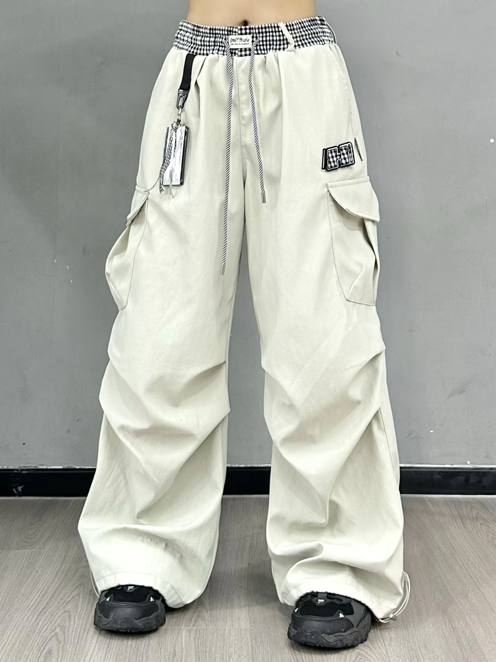 Американские ретро-брюки в стиле пэчворк с широкими штанинами для женщин, повседневные, свободного кроя, уличный стиль, из полиэфирного волокна, длинные брюки
Американские ретро-брюки в стиле пэчворк с широкими штанинами для женщин, повседневные, свободного кроя, уличный стиль, из полиэфирного волокна, длинные брюки