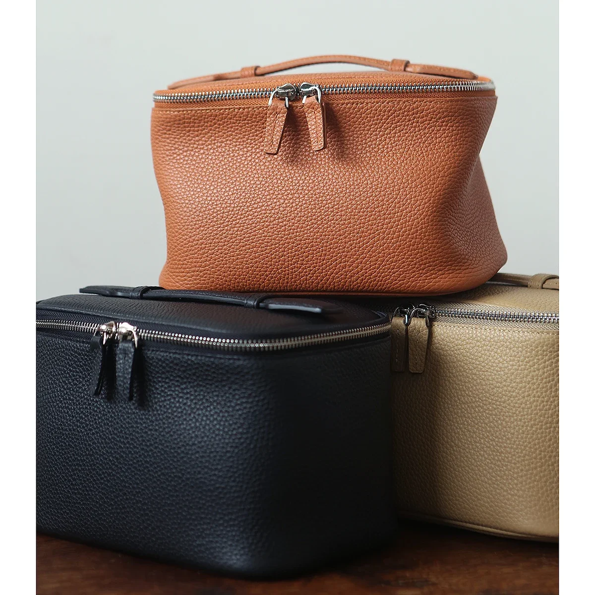 Leather cosmetic bag, large capacity toilet bag, cowhide storage bag, high-end travel portable.
Leather cosmetic bag, large capacity toilet bag, cowhide storage bag, high-end travel portable.