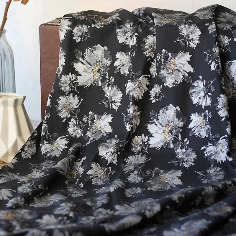 Золотая шелковая жаккардовая ткань, окрашенная в пряжу, черно-белые чернила, цветок, серебристо-серый, окрашенная в виде ореола, сумка, костюм, модная ткань для шитья по метрам
Золотая шелковая жаккардовая ткань, окрашенная в пряжу, черно-белые чернила, цветок, серебристо-серый, окрашенная в виде ореола, сумка, костюм, модная ткань для шитья по метрам