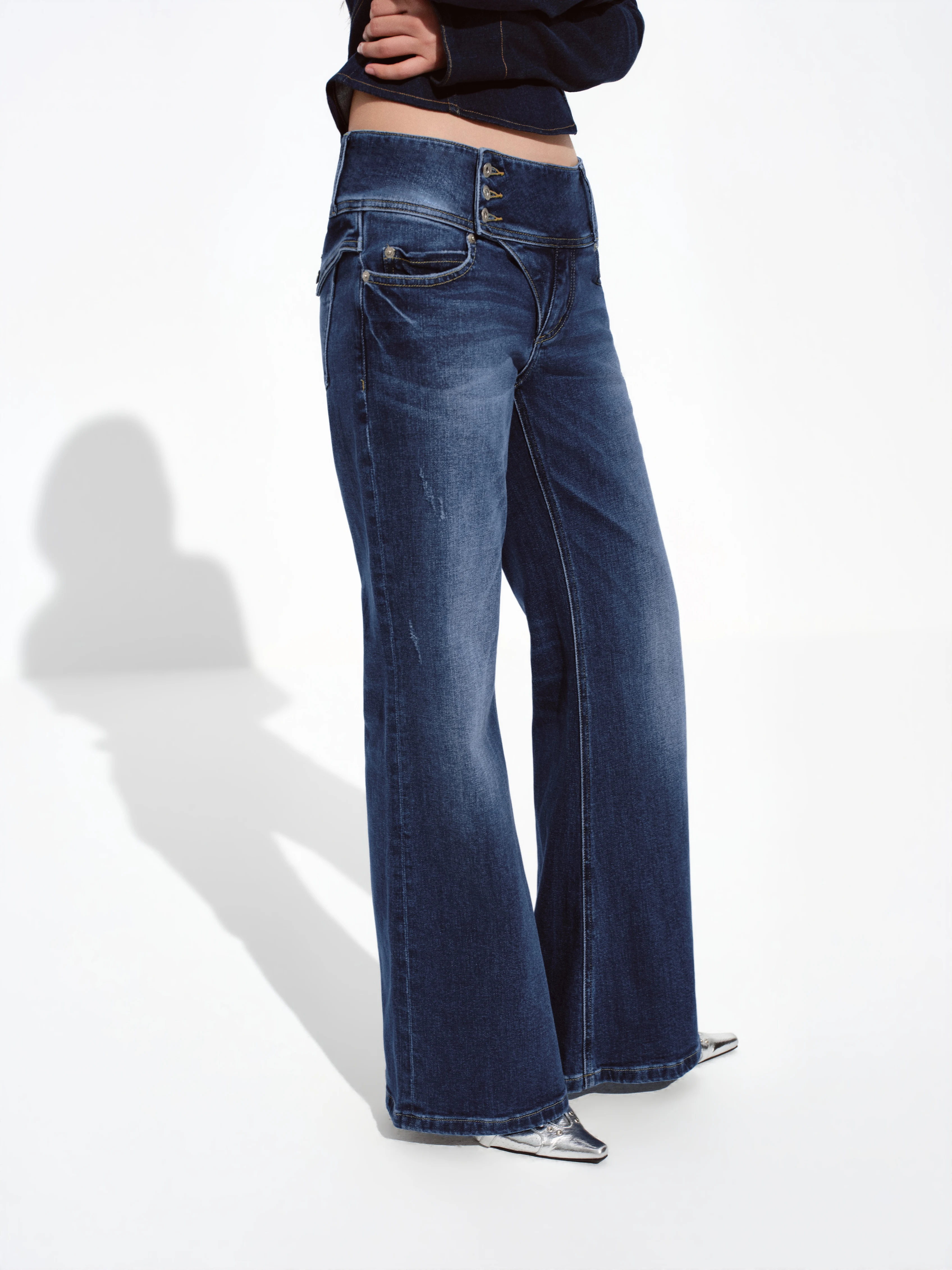 Retro Low Waist Wide Leg Micro Flared Straight Jeans Women's Denim Pants Spring Season No Stretch Button Closure Jeans
Retro Low Waist Wide Leg Micro Flared Straight Jeans Women's Denim Pants Spring Season No Stretch Button Closure Jeans
