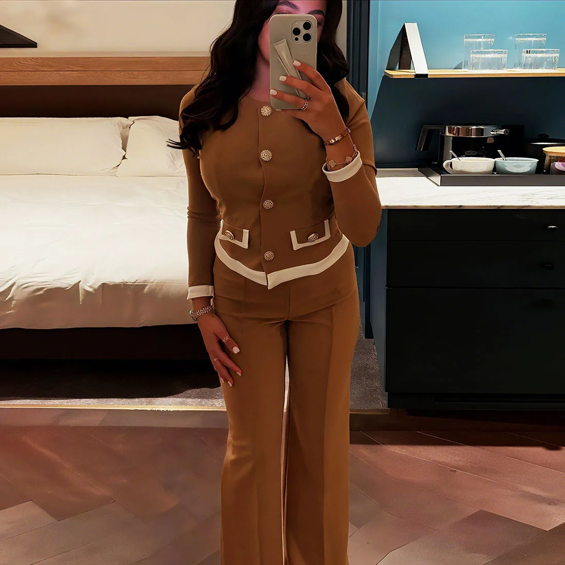 Осенний новый модный женский кардиган с круглым вырезом и пуговицами с цветными блоками и длинными рукавами, облегающий комплект с длинными брюками
Осенний новый модный женский кардиган с круглым вырезом и пуговицами с цветными блоками и длинными рукавами, облегающий комплект с длинными брюками