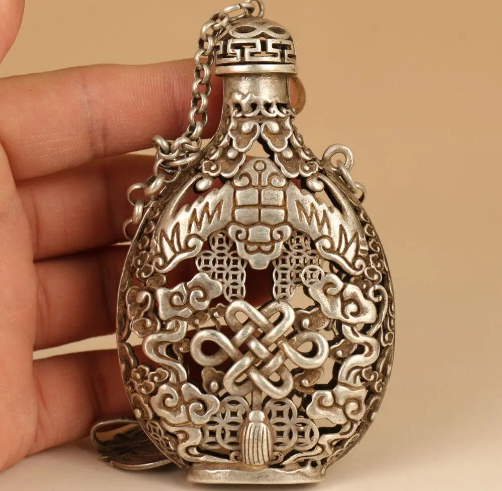 Chinese Old antique Tibet silver Carved Chinese knot Statue Sachet snuff bottle
Chinese Old antique Tibet silver Carved Chinese knot Statue Sachet snuff bottle