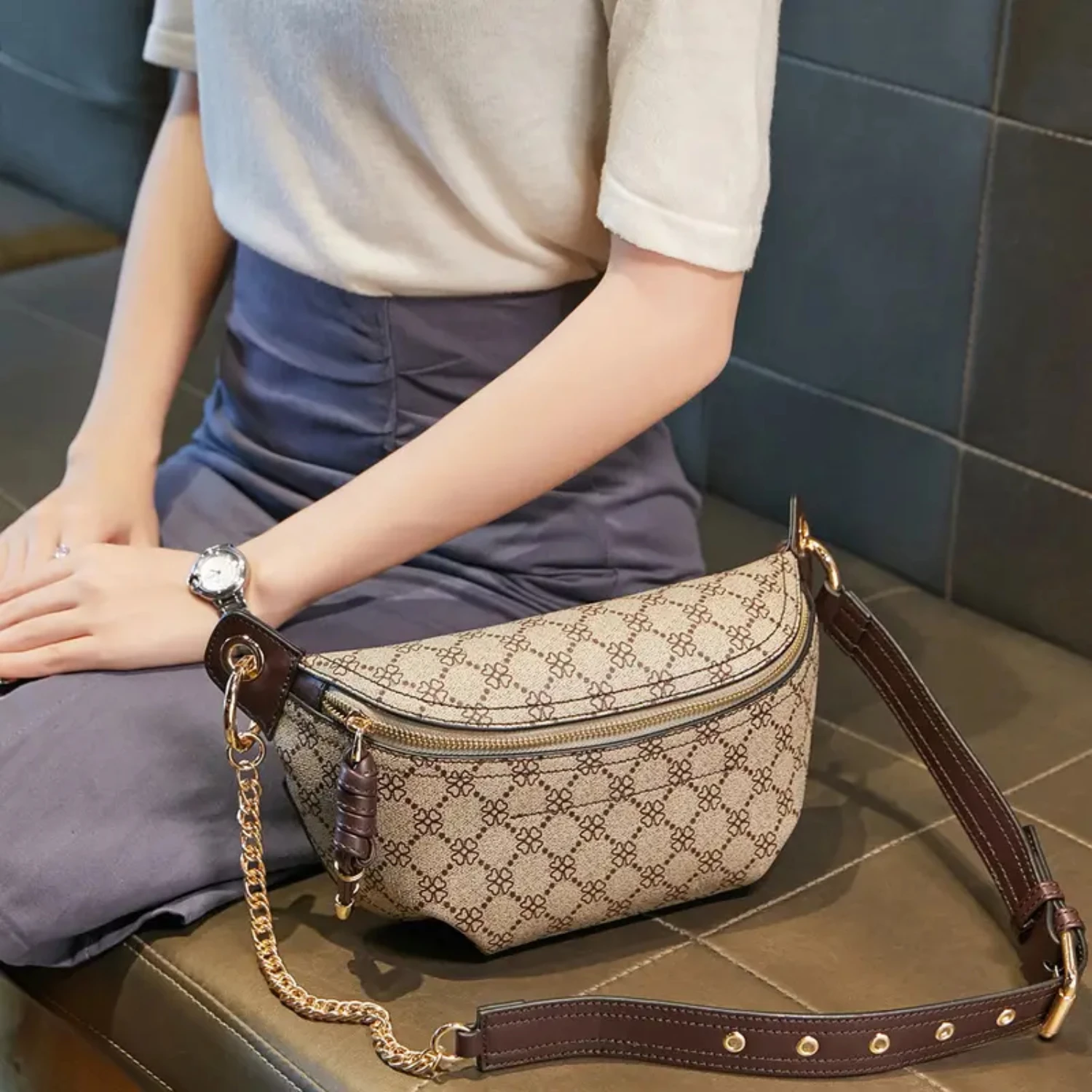 Geo Pattern Fanny Pack, Elegant Zipper Front Sling Bag Versatile Chest Luxury brand bags Running waist Shoulder
Geo Pattern Fanny Pack, Elegant Zipper Front Sling Bag Versatile Chest Luxury brand bags Running waist Shoulder