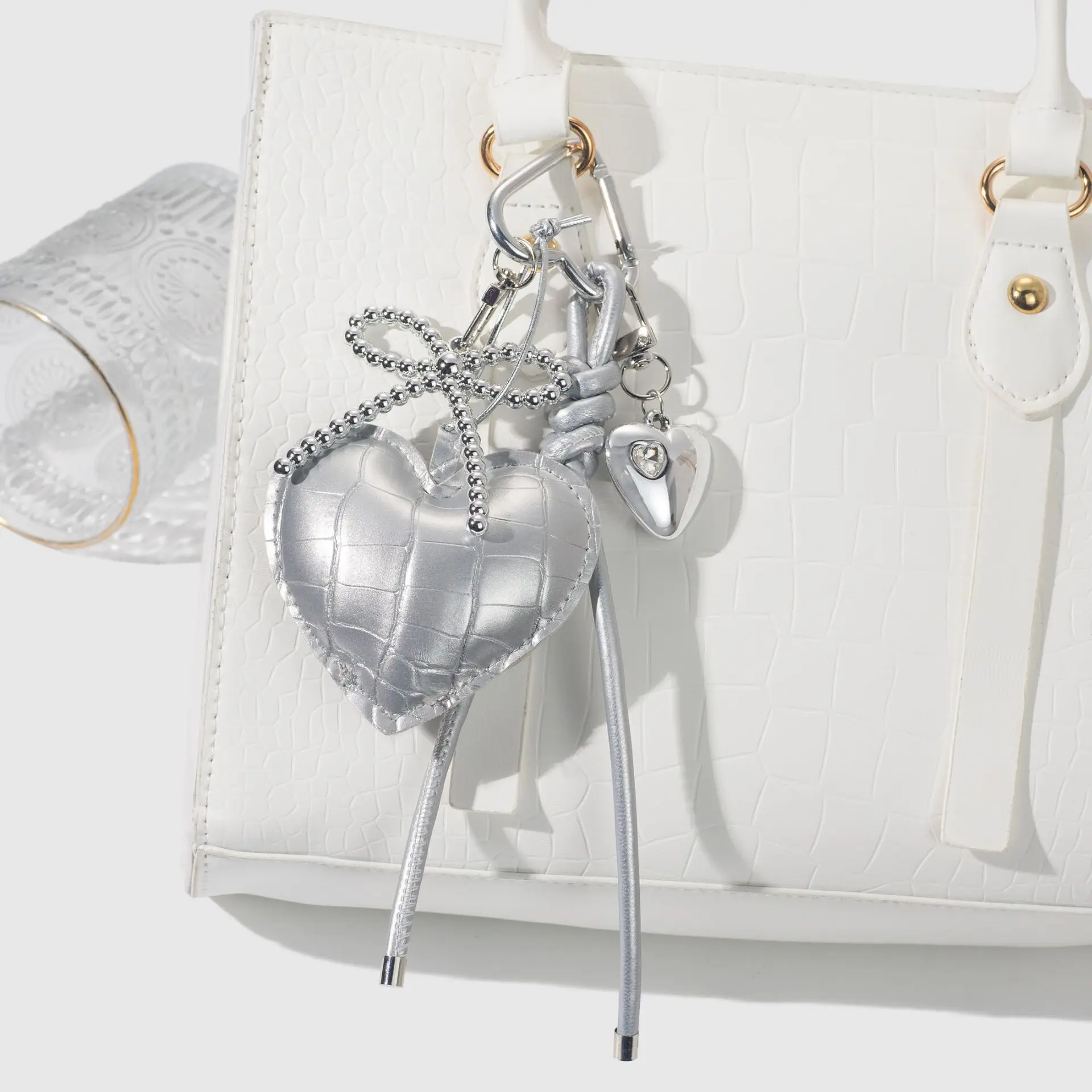 Универсальный брелок-подвеска из серебристой искусственной кожи серии Love Styling Creative Premium Sense с плетеным шнуром и бантом в форме сердца
Универсальный брелок-подвеска из серебристой искусственной кожи серии Love Styling Creative Premium Sense с плетеным шнуром и бантом в форме сердца