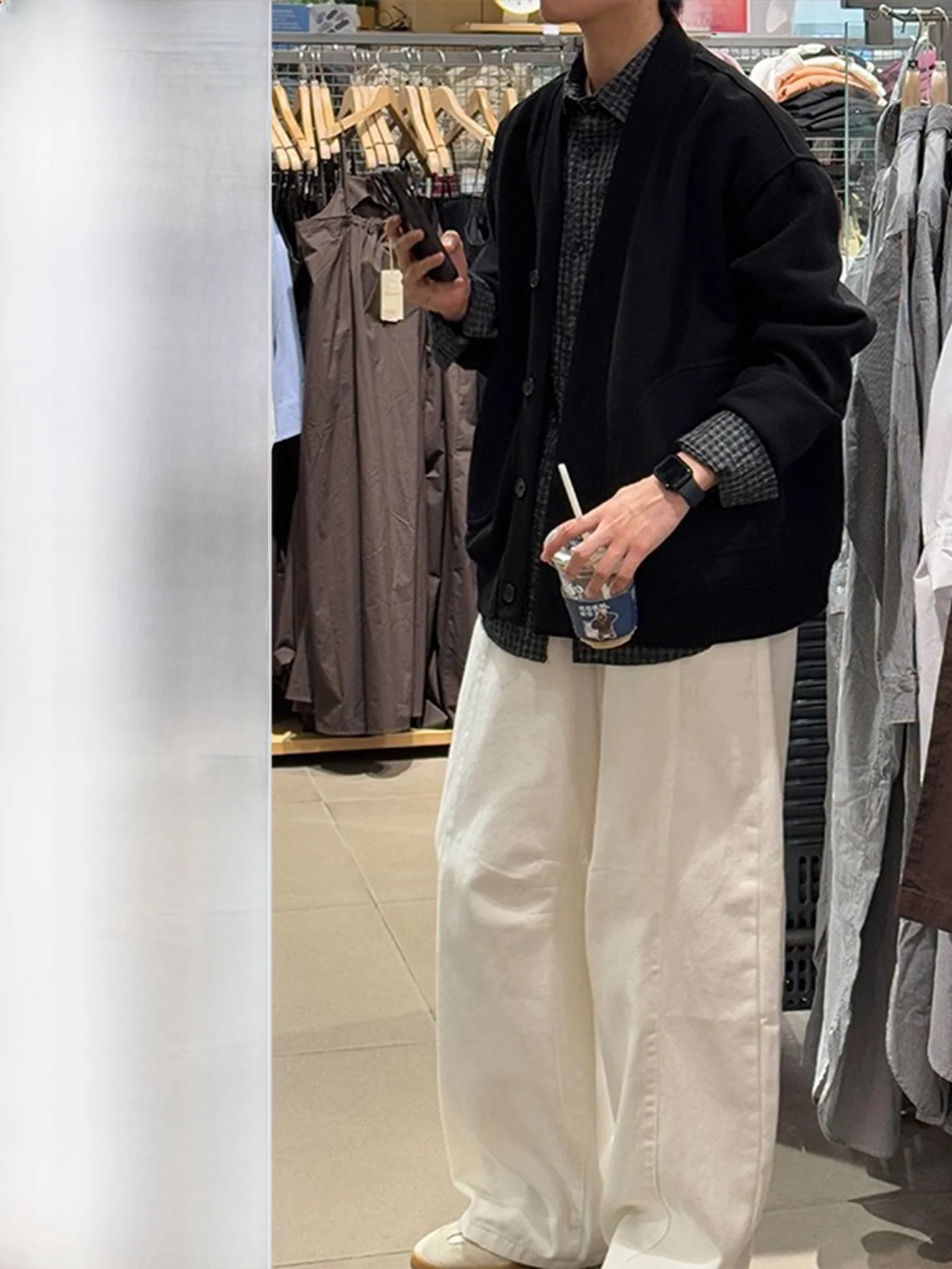 Мужской вязаный свитер свободного кроя с V-образным вырезом, осенний повседневный спортивный комплект, комфортный и стильный.
Мужской вязаный свитер свободного кроя с V-образным вырезом, осенний повседневный спортивный комплект, комфортный и стильный.